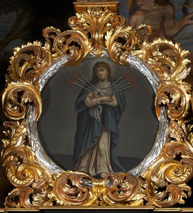 Zdjęcie nr 7: Nastawa architektoniczna, jednoosiowa, jednokondygnacyjna ze zwieńczeniem. Ołtarz prostopadłościenny, drewniany, mensa drewniana z kamiennym portatylem. Antepedium drewniane z malowaną dekoracją w postaci ramy i trzech pól z dekoracją roślinną; zwieńczone od góry lambrekinem. Nastawa ołtarzowa na podwójnym cokole, ujęta zwielokrotnionymi pilastrami, na tle których kolumny o kapitelach kompozytowych, dźwigające belkowanie wyłamane na ich osi o silnie wysuniętym gzymsie. W partii cokołu umieszczony jest obraz przedstawiający Chrystusa w grobie. Pole środkowe nastawy w kształcie stojącego prostokąta zakończonego łukiem półkolistym, w środku obraz „Przebicie włócznią”. Po bokach figury świętych: po lewej św. Jakuba Większego, a po prawej św. Filipa. Zwieńczenie w formie okrągłego pola obrazowego, obwiedzionego srebrną ramą imitującą wieniec laurowy oraz ażurowym, suchym akantem. Na belkowaniu, na osi kolumn ustawione anioły z arma Christi. W polu zwieńczenia obraz Matki Boskiej Bolesnej. Na szczycie figura Chrystusa. Dekorację ornamentalną nastawy stanowią w części dolnej cokołu girlandy, w części cokołowej zasadniczej nastawy liście akantu oraz uskrzydlone główki anielskie na tle akantu; w partii fryzu stylizowane liście akantu, nad kolumnami uskrzydlone główki anielskie. Kondygnacja ujęta uszami utworzonymi z ażurowego akantu. Ołtarz pokryty czarna polichromią z czerwonymi profilami; kolumny oraz partie ornamentalne złocone i srebrzone.