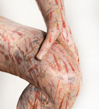 Zdjęcie nr 10: Figura pełnoplastyczna przedstawiająca Chrystusa Frasobliwego. Chrystus ukazany w pozycji siedzącej na drewnianym postumencie, wspierający prawą ręką głowę, a lewą opierający na lewym udzie. Ciało o silnie podkreślonej klatce piersiowej z wąską talią, bardzo szczupłe. Twarz podłużna z długim i wąskim nosem, z głęboko osadzonymi oczami, wzrokiem skierowanym w dół, okolona gęstą, krótką brodą, zawiniętą na końcu w dwa małe pukle. Figura wyrzeźbiona bez włosów. Na głowę założona peruka z długich, naturalnych, jasnych włosów, a na nich korona z przeplecionych gałązek. Perizonium rzeźbione, białe, ciasno oplatające biodra, z jednym końcem rozwianym pod prawym udem. Polichromia w odsłoniętych partiach ciała naturalistyczna. Spod korony cierniowej oraz po całym ciele spływają bardzo liczne, drobne strużki krwi oraz zaznaczone poziomymi kreskami sińce. Na rzeźbę nałożony jest współczesny czerwony płaszcz z materiału, spięty pod szyją metalową klamrą, na brzegach obszyty złotą bordiurą. 


