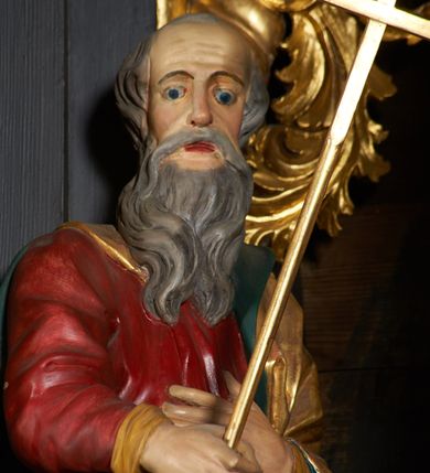 Zdjęcie nr 2: Rzeźba pełna, przedstawiająca św. Filipa. Figura zwrócona delikatnie w lewo, sylwetka o lekko skręconym tułowiu z lewą nogą ugiętą w kolanie, w prawej dłoni trzyma krzyż na długim drzewcu, lewą składa na piersi. Twarz o rysach starszego mężczyzny z długą, siwą i bujną brodą, czoło wysokie z zakolami i krótkimi, siwymi włosami. Święty ubrany jest w długą i czerwoną suknię, złocony płaszcz z zieloną podszewką, odsłaniający prawe ramię i przerzucony przez lewe przedramię; na stopach ma założone brązowe buty. Polichromia w odsłoniętych partiach ciała naturalistyczna, płaszcz i krzyż złocone.

