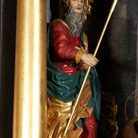 Zdjęcie nr 1: Rzeźba pełna, przedstawiająca św. Filipa. Figura zwrócona delikatnie w lewo, sylwetka o lekko skręconym tułowiu z lewą nogą ugiętą w kolanie, w prawej dłoni trzyma krzyż na długim drzewcu, lewą składa na piersi. Twarz o rysach starszego mężczyzny z długą, siwą i bujną brodą, czoło wysokie z zakolami i krótkimi, siwymi włosami. Święty ubrany jest w długą i czerwoną suknię, złocony płaszcz z zieloną podszewką, odsłaniający prawe ramię i przerzucony przez lewe przedramię; na stopach ma założone brązowe buty. Polichromia w odsłoniętych partiach ciała naturalistyczna, płaszcz i krzyż złocone.

