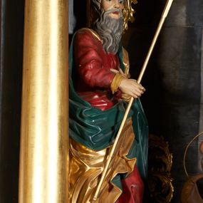 Zdjęcie nr 1: Rzeźba pełna, przedstawiająca św. Filipa. Figura zwrócona delikatnie w lewo, sylwetka o lekko skręconym tułowiu z lewą nogą ugiętą w kolanie, w prawej dłoni trzyma krzyż na długim drzewcu, lewą składa na piersi. Twarz o rysach starszego mężczyzny z długą, siwą i bujną brodą, czoło wysokie z zakolami i krótkimi, siwymi włosami. Święty ubrany jest w długą i czerwoną suknię, złocony płaszcz z zieloną podszewką, odsłaniający prawe ramię i przerzucony przez lewe przedramię; na stopach ma założone brązowe buty. Polichromia w odsłoniętych partiach ciała naturalistyczna, płaszcz i krzyż złocone.

