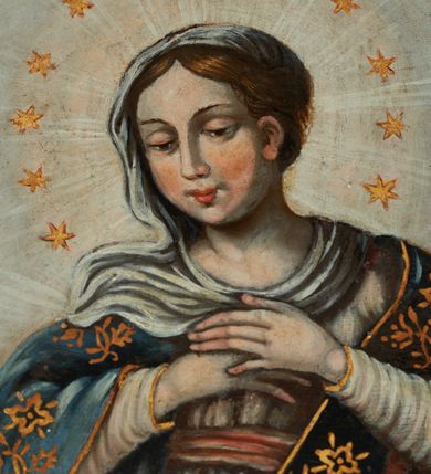 Zdjęcie nr 5: Obraz w formie stojącego prostokąta zamkniętego półkoliście z przedstawieniem Matki Boskiej Niepokalanie Poczętej. Na jasnobrązowym tle nieba ukazana Maria otoczona jasną poświatą, przedstawiona w całej postaci, stojąca na półksiężycu i skłębionych obłokach. Matka Boska wyobrażona frontalnie z głową lekko pochyloną, zwróconą w prawą stronę, z rękami złożonymi na piersi. Twarz owalna, o dziewczęcych rysach i jasnej karnacji z zaróżowionymi policzkami, łuki brwiowe regularne, oczy przymknięte, nos prosty, usta pełne i czerwone. Maria ubrana jest w długą, białą suknię przewiązaną w pasie czerwoną szarfą, ciemnobłękitny płaszcz dekorowany złotym ornamentem kwiatowym oraz biały welon na głowie. Po bokach Matki Boskiej ukazane są uskrzydlone główki anielskie na obłokach, poniżej dwa uskrzydlone, nagie putta trzymające gałązkę lilii i zwierciadło. U dołu kompozycji sumaryczny pejzaż ze wzgórzami i ruinami. Kolorystyka ciepła, z zastosowanymi zimnymi plamami barwnymi, światłocieniem i laserunkami. Rama złocona, drewniana, profilowana, dekorowana ornamentem akantowym na niebieskim tle. 