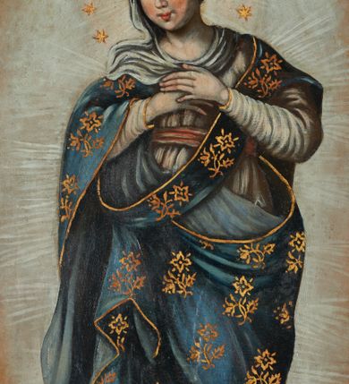 Zdjęcie nr 2: Obraz w formie stojącego prostokąta zamkniętego półkoliście z przedstawieniem Matki Boskiej Niepokalanie Poczętej. Na jasnobrązowym tle nieba ukazana Maria otoczona jasną poświatą, przedstawiona w całej postaci, stojąca na półksiężycu i skłębionych obłokach. Matka Boska wyobrażona frontalnie z głową lekko pochyloną, zwróconą w prawą stronę, z rękami złożonymi na piersi. Twarz owalna, o dziewczęcych rysach i jasnej karnacji z zaróżowionymi policzkami, łuki brwiowe regularne, oczy przymknięte, nos prosty, usta pełne i czerwone. Maria ubrana jest w długą, białą suknię przewiązaną w pasie czerwoną szarfą, ciemnobłękitny płaszcz dekorowany złotym ornamentem kwiatowym oraz biały welon na głowie. Po bokach Matki Boskiej ukazane są uskrzydlone główki anielskie na obłokach, poniżej dwa uskrzydlone, nagie putta trzymające gałązkę lilii i zwierciadło. U dołu kompozycji sumaryczny pejzaż ze wzgórzami i ruinami. Kolorystyka ciepła, z zastosowanymi zimnymi plamami barwnymi, światłocieniem i laserunkami. Rama złocona, drewniana, profilowana, dekorowana ornamentem akantowym na niebieskim tle. 