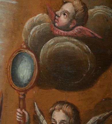 Zdjęcie nr 6: Obraz w formie stojącego prostokąta zamkniętego półkoliście z przedstawieniem Matki Boskiej Niepokalanie Poczętej. Na jasnobrązowym tle nieba ukazana Maria otoczona jasną poświatą, przedstawiona w całej postaci, stojąca na półksiężycu i skłębionych obłokach. Matka Boska wyobrażona frontalnie z głową lekko pochyloną, zwróconą w prawą stronę, z rękami złożonymi na piersi. Twarz owalna, o dziewczęcych rysach i jasnej karnacji z zaróżowionymi policzkami, łuki brwiowe regularne, oczy przymknięte, nos prosty, usta pełne i czerwone. Maria ubrana jest w długą, białą suknię przewiązaną w pasie czerwoną szarfą, ciemnobłękitny płaszcz dekorowany złotym ornamentem kwiatowym oraz biały welon na głowie. Po bokach Matki Boskiej ukazane są uskrzydlone główki anielskie na obłokach, poniżej dwa uskrzydlone, nagie putta trzymające gałązkę lilii i zwierciadło. U dołu kompozycji sumaryczny pejzaż ze wzgórzami i ruinami. Kolorystyka ciepła, z zastosowanymi zimnymi plamami barwnymi, światłocieniem i laserunkami. Rama złocona, drewniana, profilowana, dekorowana ornamentem akantowym na niebieskim tle. 