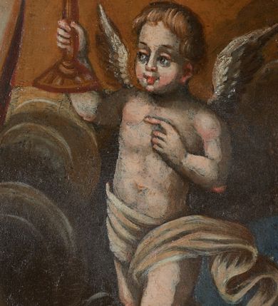 Zdjęcie nr 8: Obraz w formie stojącego prostokąta zamkniętego półkoliście z przedstawieniem Matki Boskiej Niepokalanie Poczętej. Na jasnobrązowym tle nieba ukazana Maria otoczona jasną poświatą, przedstawiona w całej postaci, stojąca na półksiężycu i skłębionych obłokach. Matka Boska wyobrażona frontalnie z głową lekko pochyloną, zwróconą w prawą stronę, z rękami złożonymi na piersi. Twarz owalna, o dziewczęcych rysach i jasnej karnacji z zaróżowionymi policzkami, łuki brwiowe regularne, oczy przymknięte, nos prosty, usta pełne i czerwone. Maria ubrana jest w długą, białą suknię przewiązaną w pasie czerwoną szarfą, ciemnobłękitny płaszcz dekorowany złotym ornamentem kwiatowym oraz biały welon na głowie. Po bokach Matki Boskiej ukazane są uskrzydlone główki anielskie na obłokach, poniżej dwa uskrzydlone, nagie putta trzymające gałązkę lilii i zwierciadło. U dołu kompozycji sumaryczny pejzaż ze wzgórzami i ruinami. Kolorystyka ciepła, z zastosowanymi zimnymi plamami barwnymi, światłocieniem i laserunkami. Rama złocona, drewniana, profilowana, dekorowana ornamentem akantowym na niebieskim tle. 