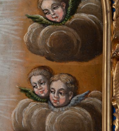 Zdjęcie nr 9: Obraz w formie stojącego prostokąta zamkniętego półkoliście z przedstawieniem Matki Boskiej Niepokalanie Poczętej. Na jasnobrązowym tle nieba ukazana Maria otoczona jasną poświatą, przedstawiona w całej postaci, stojąca na półksiężycu i skłębionych obłokach. Matka Boska wyobrażona frontalnie z głową lekko pochyloną, zwróconą w prawą stronę, z rękami złożonymi na piersi. Twarz owalna, o dziewczęcych rysach i jasnej karnacji z zaróżowionymi policzkami, łuki brwiowe regularne, oczy przymknięte, nos prosty, usta pełne i czerwone. Maria ubrana jest w długą, białą suknię przewiązaną w pasie czerwoną szarfą, ciemnobłękitny płaszcz dekorowany złotym ornamentem kwiatowym oraz biały welon na głowie. Po bokach Matki Boskiej ukazane są uskrzydlone główki anielskie na obłokach, poniżej dwa uskrzydlone, nagie putta trzymające gałązkę lilii i zwierciadło. U dołu kompozycji sumaryczny pejzaż ze wzgórzami i ruinami. Kolorystyka ciepła, z zastosowanymi zimnymi plamami barwnymi, światłocieniem i laserunkami. Rama złocona, drewniana, profilowana, dekorowana ornamentem akantowym na niebieskim tle. 