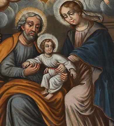 Zdjęcie nr 1: Obraz w kształcie owalu przedstawiający Świętą Rodzinę ukazaną na tle wnętrza. Po lewej stronie siedzący na krześle ustawionym na podeście św. Józef z Dzieciątkiem. Twarz świętego o rysach dojrzałego mężczyzny z długim nosem, okolona siwą brodą i włosami. Ubrany jest czerwone spodnie, szarą suknię, ugrowy płaszcz i sandały. Dzieciątko ukazane jest w pozycji siedzącej, zwrócone trzy czwarte w prawo z głową odchyloną w lewo i szeroko rozłożonymi rękami. Twarz o rysach dziecięcych, pulchnych i zarumienionych policzkach z podkreślonym podbródkiem; włosy kędzierzawe. Ubrane jest w białą sukienkę, przewiązaną czerwonym paskiem. Po prawej stronie obrazu Matka Boska wstępująca jedną nogą na podest, podtrzymująca obiema rękami Dzieciątko. Maria ukazana jest w pozycji stojącej, zwrócona trzy czwarte w prawo. Twarz pełna o jasnej karnacji, oczy przymknięte, nos długi i prosty, włosy upięte z tyłu głowy. Ubrana jest w długą, różową suknię, ciemnobłękitny płaszcz okrywający plecy i ramiona oraz sandały. Nad głowami wszystkich postaci koliste nimby. Powyżej grupy, pośród obłoków ukazane dwa nagie, uskrzydlone putta trzymające koronę, wieniec oraz lilię na tle obłoków. Postacie flankują dwa stojące we wnętrzu wazony z liliami. Kolorystyka przytłumiona, brunatna; szaty wydobyte światłocieniem.
