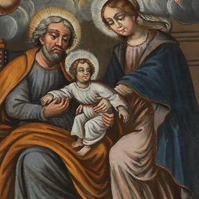 Zdjęcie nr 1: Obraz w kształcie owalu przedstawiający Świętą Rodzinę ukazaną na tle wnętrza. Po lewej stronie siedzący na krześle ustawionym na podeście św. Józef z Dzieciątkiem. Twarz świętego o rysach dojrzałego mężczyzny z długim nosem, okolona siwą brodą i włosami. Ubrany jest czerwone spodnie, szarą suknię, ugrowy płaszcz i sandały. Dzieciątko ukazane jest w pozycji siedzącej, zwrócone trzy czwarte w prawo z głową odchyloną w lewo i szeroko rozłożonymi rękami. Twarz o rysach dziecięcych, pulchnych i zarumienionych policzkach z podkreślonym podbródkiem; włosy kędzierzawe. Ubrane jest w białą sukienkę, przewiązaną czerwonym paskiem. Po prawej stronie obrazu Matka Boska wstępująca jedną nogą na podest, podtrzymująca obiema rękami Dzieciątko. Maria ukazana jest w pozycji stojącej, zwrócona trzy czwarte w prawo. Twarz pełna o jasnej karnacji, oczy przymknięte, nos długi i prosty, włosy upięte z tyłu głowy. Ubrana jest w długą, różową suknię, ciemnobłękitny płaszcz okrywający plecy i ramiona oraz sandały. Nad głowami wszystkich postaci koliste nimby. Powyżej grupy, pośród obłoków ukazane dwa nagie, uskrzydlone putta trzymające koronę, wieniec oraz lilię na tle obłoków. Postacie flankują dwa stojące we wnętrzu wazony z liliami. Kolorystyka przytłumiona, brunatna; szaty wydobyte światłocieniem.