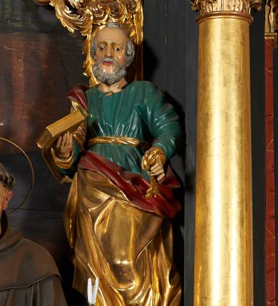 Zdjęcie nr 4: Nastawa architektoniczna, jednoosiowa, jednokondygnacyjna ze zwieńczeniem. Ołtarz prostopadłościenny, drewniany, mensa drewniana z kamiennym portatylem. Antepedium drewniane z malowaną dekoracją w postaci ramy i trzech pól z dekoracją roślinną i ptakami; zwieńczone od góry lambrekinem. W predelli obraz Zwiastowania Najświętszej Marii Pannie. Nastawa ołtarzowa na podwójnym cokole, ujęta zwielokrotnionymi pilastrami, na tle których kolumny o kapitelach kompozytowych, dźwigające belkowanie wyłamane na ich osi o silnie wysuniętym gzymsie. Pole środkowe w kształcie stojącego prostokąta zakończonego łukiem półkolistymi, w środku obraz Matki Boskiej Niepokalanie Poczętej. Po bokach figury: św. Piotra po lewej i św. Pawła po prawej. Zwieńczenie w formie okrągłego pola obrazowego obwiedzionego srebrną ramą imitującą wieniec laurowy oraz ażurowym, suchym akantem. W polu obraz z przedstawieniem Świętej Rodziny; na belkowaniu, na osi kolumn na postumentach figury aniołów. Dekorację ornamentalną nastawy stanowią w części dolnej cokołu girlandy, w części cokołowej zasadniczej nastawy liście akantu oraz uskrzydlone główki anielskie na tle akantu; w partii fryzu liście akantu, nad kolumnami uskrzydlone główki anielskie. Kondygnacja ujęta uszami utworzonymi z ażurowego akantu.  Zwieńczenie zakończone cokołem z figurą św. Michała Archanioła. Polichromia całości struktury ołtarza w kolorze czarnym, pilastry flankujące pole środkowe marmoryzowane w odcieniu czerwonym, profilowania i detal architektoniczny pozłacane i posrebrzane.