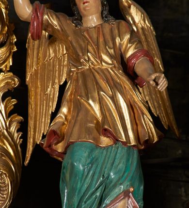 Zdjęcie nr 7: Nastawa architektoniczna, jednoosiowa, jednokondygnacyjna ze zwieńczeniem. Ołtarz prostopadłościenny, drewniany, mensa drewniana z kamiennym portatylem. Antepedium drewniane z malowaną dekoracją w postaci ramy i trzech pól z dekoracją roślinną i ptakami; zwieńczone od góry lambrekinem. W predelli obraz Zwiastowania Najświętszej Marii Pannie. Nastawa ołtarzowa na podwójnym cokole, ujęta zwielokrotnionymi pilastrami, na tle których kolumny o kapitelach kompozytowych, dźwigające belkowanie wyłamane na ich osi o silnie wysuniętym gzymsie. Pole środkowe w kształcie stojącego prostokąta zakończonego łukiem półkolistymi, w środku obraz Matki Boskiej Niepokalanie Poczętej. Po bokach figury: św. Piotra po lewej i św. Pawła po prawej. Zwieńczenie w formie okrągłego pola obrazowego obwiedzionego srebrną ramą imitującą wieniec laurowy oraz ażurowym, suchym akantem. W polu obraz z przedstawieniem Świętej Rodziny; na belkowaniu, na osi kolumn na postumentach figury aniołów. Dekorację ornamentalną nastawy stanowią w części dolnej cokołu girlandy, w części cokołowej zasadniczej nastawy liście akantu oraz uskrzydlone główki anielskie na tle akantu; w partii fryzu liście akantu, nad kolumnami uskrzydlone główki anielskie. Kondygnacja ujęta uszami utworzonymi z ażurowego akantu.  Zwieńczenie zakończone cokołem z figurą św. Michała Archanioła. Polichromia całości struktury ołtarza w kolorze czarnym, pilastry flankujące pole środkowe marmoryzowane w odcieniu czerwonym, profilowania i detal architektoniczny pozłacane i posrebrzane.