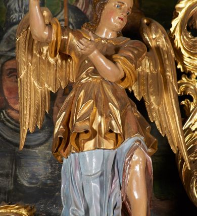 Zdjęcie nr 6: Nastawa architektoniczna, jednoosiowa, jednokondygnacyjna ze zwieńczeniem. Ołtarz prostopadłościenny, drewniany, mensa drewniana z kamiennym portatylem. Antepedium drewniane z malowaną dekoracją w postaci ramy i trzech pól z dekoracją roślinną i ptakami; zwieńczone od góry lambrekinem. W predelli obraz Zwiastowania Najświętszej Marii Pannie. Nastawa ołtarzowa na podwójnym cokole, ujęta zwielokrotnionymi pilastrami, na tle których kolumny o kapitelach kompozytowych, dźwigające belkowanie wyłamane na ich osi o silnie wysuniętym gzymsie. Pole środkowe w kształcie stojącego prostokąta zakończonego łukiem półkolistymi, w środku obraz Matki Boskiej Niepokalanie Poczętej. Po bokach figury: św. Piotra po lewej i św. Pawła po prawej. Zwieńczenie w formie okrągłego pola obrazowego obwiedzionego srebrną ramą imitującą wieniec laurowy oraz ażurowym, suchym akantem. W polu obraz z przedstawieniem Świętej Rodziny; na belkowaniu, na osi kolumn na postumentach figury aniołów. Dekorację ornamentalną nastawy stanowią w części dolnej cokołu girlandy, w części cokołowej zasadniczej nastawy liście akantu oraz uskrzydlone główki anielskie na tle akantu; w partii fryzu liście akantu, nad kolumnami uskrzydlone główki anielskie. Kondygnacja ujęta uszami utworzonymi z ażurowego akantu.  Zwieńczenie zakończone cokołem z figurą św. Michała Archanioła. Polichromia całości struktury ołtarza w kolorze czarnym, pilastry flankujące pole środkowe marmoryzowane w odcieniu czerwonym, profilowania i detal architektoniczny pozłacane i posrebrzane.