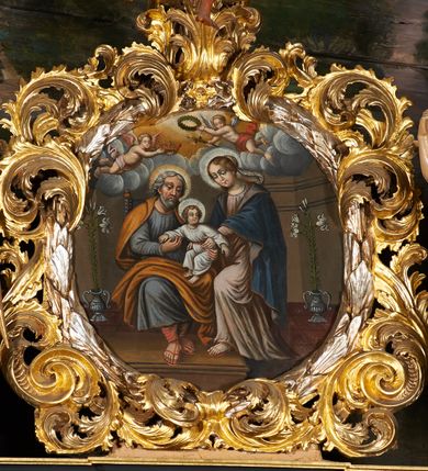 Zdjęcie nr 10: Nastawa architektoniczna, jednoosiowa, jednokondygnacyjna ze zwieńczeniem. Ołtarz prostopadłościenny, drewniany, mensa drewniana z kamiennym portatylem. Antepedium drewniane z malowaną dekoracją w postaci ramy i trzech pól z dekoracją roślinną i ptakami; zwieńczone od góry lambrekinem. W predelli obraz Zwiastowania Najświętszej Marii Pannie. Nastawa ołtarzowa na podwójnym cokole, ujęta zwielokrotnionymi pilastrami, na tle których kolumny o kapitelach kompozytowych, dźwigające belkowanie wyłamane na ich osi o silnie wysuniętym gzymsie. Pole środkowe w kształcie stojącego prostokąta zakończonego łukiem półkolistymi, w środku obraz Matki Boskiej Niepokalanie Poczętej. Po bokach figury: św. Piotra po lewej i św. Pawła po prawej. Zwieńczenie w formie okrągłego pola obrazowego obwiedzionego srebrną ramą imitującą wieniec laurowy oraz ażurowym, suchym akantem. W polu obraz z przedstawieniem Świętej Rodziny; na belkowaniu, na osi kolumn na postumentach figury aniołów. Dekorację ornamentalną nastawy stanowią w części dolnej cokołu girlandy, w części cokołowej zasadniczej nastawy liście akantu oraz uskrzydlone główki anielskie na tle akantu; w partii fryzu liście akantu, nad kolumnami uskrzydlone główki anielskie. Kondygnacja ujęta uszami utworzonymi z ażurowego akantu.  Zwieńczenie zakończone cokołem z figurą św. Michała Archanioła. Polichromia całości struktury ołtarza w kolorze czarnym, pilastry flankujące pole środkowe marmoryzowane w odcieniu czerwonym, profilowania i detal architektoniczny pozłacane i posrebrzane.