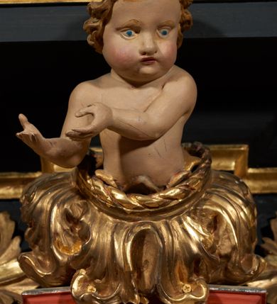 Zdjęcie nr 12: Nastawa architektoniczna, jednoosiowa, jednokondygnacyjna ze zwieńczeniem. Ołtarz prostopadłościenny, drewniany, mensa drewniana z kamiennym portatylem. Antepedium drewniane z malowaną dekoracją w postaci ramy i trzech pól z dekoracją roślinną i ptakami; zwieńczone od góry lambrekinem. W predelli obraz Zwiastowania Najświętszej Marii Pannie. Nastawa ołtarzowa na podwójnym cokole, ujęta zwielokrotnionymi pilastrami, na tle których kolumny o kapitelach kompozytowych, dźwigające belkowanie wyłamane na ich osi o silnie wysuniętym gzymsie. Pole środkowe w kształcie stojącego prostokąta zakończonego łukiem półkolistymi, w środku obraz Matki Boskiej Niepokalanie Poczętej. Po bokach figury: św. Piotra po lewej i św. Pawła po prawej. Zwieńczenie w formie okrągłego pola obrazowego obwiedzionego srebrną ramą imitującą wieniec laurowy oraz ażurowym, suchym akantem. W polu obraz z przedstawieniem Świętej Rodziny; na belkowaniu, na osi kolumn na postumentach figury aniołów. Dekorację ornamentalną nastawy stanowią w części dolnej cokołu girlandy, w części cokołowej zasadniczej nastawy liście akantu oraz uskrzydlone główki anielskie na tle akantu; w partii fryzu liście akantu, nad kolumnami uskrzydlone główki anielskie. Kondygnacja ujęta uszami utworzonymi z ażurowego akantu.  Zwieńczenie zakończone cokołem z figurą św. Michała Archanioła. Polichromia całości struktury ołtarza w kolorze czarnym, pilastry flankujące pole środkowe marmoryzowane w odcieniu czerwonym, profilowania i detal architektoniczny pozłacane i posrebrzane.