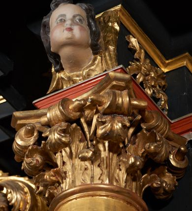 Zdjęcie nr 11: Nastawa architektoniczna, jednoosiowa, jednokondygnacyjna ze zwieńczeniem. Ołtarz prostopadłościenny, drewniany, mensa drewniana z kamiennym portatylem. Antepedium drewniane z malowaną dekoracją w postaci ramy i trzech pól z dekoracją roślinną i ptakami; zwieńczone od góry lambrekinem. W predelli obraz Zwiastowania Najświętszej Marii Pannie. Nastawa ołtarzowa na podwójnym cokole, ujęta zwielokrotnionymi pilastrami, na tle których kolumny o kapitelach kompozytowych, dźwigające belkowanie wyłamane na ich osi o silnie wysuniętym gzymsie. Pole środkowe w kształcie stojącego prostokąta zakończonego łukiem półkolistymi, w środku obraz Matki Boskiej Niepokalanie Poczętej. Po bokach figury: św. Piotra po lewej i św. Pawła po prawej. Zwieńczenie w formie okrągłego pola obrazowego obwiedzionego srebrną ramą imitującą wieniec laurowy oraz ażurowym, suchym akantem. W polu obraz z przedstawieniem Świętej Rodziny; na belkowaniu, na osi kolumn na postumentach figury aniołów. Dekorację ornamentalną nastawy stanowią w części dolnej cokołu girlandy, w części cokołowej zasadniczej nastawy liście akantu oraz uskrzydlone główki anielskie na tle akantu; w partii fryzu liście akantu, nad kolumnami uskrzydlone główki anielskie. Kondygnacja ujęta uszami utworzonymi z ażurowego akantu.  Zwieńczenie zakończone cokołem z figurą św. Michała Archanioła. Polichromia całości struktury ołtarza w kolorze czarnym, pilastry flankujące pole środkowe marmoryzowane w odcieniu czerwonym, profilowania i detal architektoniczny pozłacane i posrebrzane.