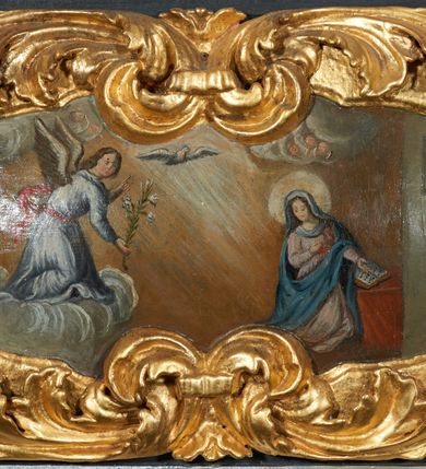 Zdjęcie nr 13: Nastawa architektoniczna, jednoosiowa, jednokondygnacyjna ze zwieńczeniem. Ołtarz prostopadłościenny, drewniany, mensa drewniana z kamiennym portatylem. Antepedium drewniane z malowaną dekoracją w postaci ramy i trzech pól z dekoracją roślinną i ptakami; zwieńczone od góry lambrekinem. W predelli obraz Zwiastowania Najświętszej Marii Pannie. Nastawa ołtarzowa na podwójnym cokole, ujęta zwielokrotnionymi pilastrami, na tle których kolumny o kapitelach kompozytowych, dźwigające belkowanie wyłamane na ich osi o silnie wysuniętym gzymsie. Pole środkowe w kształcie stojącego prostokąta zakończonego łukiem półkolistymi, w środku obraz Matki Boskiej Niepokalanie Poczętej. Po bokach figury: św. Piotra po lewej i św. Pawła po prawej. Zwieńczenie w formie okrągłego pola obrazowego obwiedzionego srebrną ramą imitującą wieniec laurowy oraz ażurowym, suchym akantem. W polu obraz z przedstawieniem Świętej Rodziny; na belkowaniu, na osi kolumn na postumentach figury aniołów. Dekorację ornamentalną nastawy stanowią w części dolnej cokołu girlandy, w części cokołowej zasadniczej nastawy liście akantu oraz uskrzydlone główki anielskie na tle akantu; w partii fryzu liście akantu, nad kolumnami uskrzydlone główki anielskie. Kondygnacja ujęta uszami utworzonymi z ażurowego akantu.  Zwieńczenie zakończone cokołem z figurą św. Michała Archanioła. Polichromia całości struktury ołtarza w kolorze czarnym, pilastry flankujące pole środkowe marmoryzowane w odcieniu czerwonym, profilowania i detal architektoniczny pozłacane i posrebrzane.