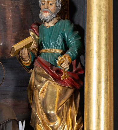 Zdjęcie nr 3: Nastawa architektoniczna, jednoosiowa, jednokondygnacyjna ze zwieńczeniem. Ołtarz prostopadłościenny, drewniany, mensa drewniana z kamiennym portatylem. Antepedium drewniane z malowaną dekoracją w postaci ramy i trzech pól z dekoracją roślinną i ptakami; zwieńczone od góry lambrekinem. W predelli obraz Zwiastowania Najświętszej Marii Pannie. Nastawa ołtarzowa na podwójnym cokole, ujęta zwielokrotnionymi pilastrami, na tle których kolumny o kapitelach kompozytowych, dźwigające belkowanie wyłamane na ich osi o silnie wysuniętym gzymsie. Pole środkowe w kształcie stojącego prostokąta zakończonego łukiem półkolistymi, w środku obraz Matki Boskiej Niepokalanie Poczętej. Po bokach figury: św. Piotra po lewej i św. Pawła po prawej. Zwieńczenie w formie okrągłego pola obrazowego obwiedzionego srebrną ramą imitującą wieniec laurowy oraz ażurowym, suchym akantem. W polu obraz z przedstawieniem Świętej Rodziny; na belkowaniu, na osi kolumn na postumentach figury aniołów. Dekorację ornamentalną nastawy stanowią w części dolnej cokołu girlandy, w części cokołowej zasadniczej nastawy liście akantu oraz uskrzydlone główki anielskie na tle akantu; w partii fryzu liście akantu, nad kolumnami uskrzydlone główki anielskie. Kondygnacja ujęta uszami utworzonymi z ażurowego akantu.  Zwieńczenie zakończone cokołem z figurą św. Michała Archanioła. Polichromia całości struktury ołtarza w kolorze czarnym, pilastry flankujące pole środkowe marmoryzowane w odcieniu czerwonym, profilowania i detal architektoniczny pozłacane i posrebrzane.