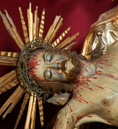 Zdjęcie nr 2: Siedząca figura Matki Boskiej zwrócona trzy czwarte w prawo, z pochyloną głową, podtrzymuje leżące na jej kolanach ciało martwego Chrystusa. Lewą ręką obejmuje jego ramię, prawą podtrzymuje głowę. Twarz Matki Boskiej szczupła o starczych rysach, oczy skierowane w dół, długi nos, rozchylone usta. Postać ubrana w złotą suknię o dekoracyjnie potraktowanych rękawach, silnie przylegającą do ciała w dolnej partii oraz obficie drapowany płaszcz przykrywający głowę i opadający na plecy. Na głowie dekoracyjna korona otoczona wokół niej promienistą glorią. Ciało Chrystusa opada bezwładnie, lewa ręka ugięta, prawa układa się wzdłuż boku Marii. Twarz ascetyczna, o wyraźnych rysach, zapadłych policzkach, oczy na wpół przymknięte, usta rozchylone; okolona zarostem. Włosy długie w postaci bujnych loków, opadają na ramiona; na głowie korona cierniowa w glorii. Ciało wychudłe, plastycznie kształtowane o wyrazistej anatomii z zaznaczonymi śladami męki, obficie broczącymi krwią. Przez biodra przepasane krótkie perizonium.
Polichromia naturalistyczna w partiach ciała, szaty złocone.