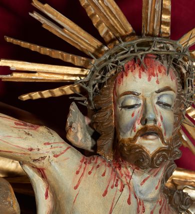 Zdjęcie nr 3: Siedząca figura Matki Boskiej zwrócona trzy czwarte w prawo, z pochyloną głową, podtrzymuje leżące na jej kolanach ciało martwego Chrystusa. Lewą ręką obejmuje jego ramię, prawą podtrzymuje głowę. Twarz Matki Boskiej szczupła o starczych rysach, oczy skierowane w dół, długi nos, rozchylone usta. Postać ubrana w złotą suknię o dekoracyjnie potraktowanych rękawach, silnie przylegającą do ciała w dolnej partii oraz obficie drapowany płaszcz przykrywający głowę i opadający na plecy. Na głowie dekoracyjna korona otoczona wokół niej promienistą glorią. Ciało Chrystusa opada bezwładnie, lewa ręka ugięta, prawa układa się wzdłuż boku Marii. Twarz ascetyczna, o wyraźnych rysach, zapadłych policzkach, oczy na wpół przymknięte, usta rozchylone; okolona zarostem. Włosy długie w postaci bujnych loków, opadają na ramiona; na głowie korona cierniowa w glorii. Ciało wychudłe, plastycznie kształtowane o wyrazistej anatomii z zaznaczonymi śladami męki, obficie broczącymi krwią. Przez biodra przepasane krótkie perizonium.
Polichromia naturalistyczna w partiach ciała, szaty złocone.