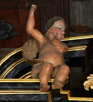 Zdjęcie nr 16: Nastawa ołtarzowa architektoniczna, trójosiowa, dwukondygnacyjna na cokole z bramkami. Ołtarz prostopadłościenny, drewniany. Mensa drewniana z kamiennym portatylem. Antepedium w formie leżącego prostokąta z przedstawieniem pelikana karmiącego młode. Całość ujęta bujną dekoracją roślinną z kwiatami ukazaną na złotym tle. U dołu napis: „A(NNO) D(OMINI) M C M X X I V”. Tabernakulum nowe w formie prostopadłościennej skrzynki. Na ściance frontowej drzwiczki w kształcie stojącego prostokąta zamkniętego łukiem nadwieszonym. W polu płaskorzeźbiony kielich z hostią oraz winna latorośl, powyżej dwa anioły. Nastawa ustawiona na zdwojonym cokole. Cokół dekorowany akantem mięsistym, owocowymi girlandami oraz uskrzydlonymi główkami anielskimi  na osi kolumn.

Osie pierwszej kondygnacji retabulum wydzielone czterema kolumnami o kapitelach korynckich ustawionymi na tle pilastrów, dźwigającymi pełne belkowanie zamknięte wydatnym gzymsem, wyłamane w partii podpór; nad polem środkowym przyjmujące formę łuku odcinkowego; na osi zewnętrznej pary podpór przerwany, odwrócony przyczółek. W polu środkowym rama w formie stojącego prostokąta zamkniętego łukiem półkolistym, w której umieszczona jest rzeźbiona Pieta. Na zasuwie obraz św. Jana Chrzciciela. Rama zdobiona ornamentem roślinnym, w przyłuczach uskrzydlone główki anielskie. Powyżej medalion z rzeźbioną głową św. Jana Chrzciciela na tacy w ramie z mięsistego, ażurowego akantu. W osiach bocznych płytkie nisze z figurami św. Wojciecha po lewej stronie i św. Stanisława po prawej. Nisze w osiach bocznych zamknięte konchą, ponad którą wstęga z koszem i owocami. Fryz dekorowany girlandami z tkaniny i owoców oraz uskrzydlonymi główkami anielskimi na osi podpór. Kondygnacja ujęta bujnymi uszami z ażurowego, suchego akantu. 

Druga kondygnacja szerokości osi środkowej, ujęta parą kolumn o kapitelach korynckich dźwigających pełne belkowanie z wydatnym gzymsem wyłamane na ich osi oraz przerwany przyczółek. W polu środkowym rama w formie stojącego prostokąta o ściętych narożach z obrazem Matki Boskiej. Kondygnacja flankowana przez figury św. Barbary po lewej stronie i św. Katarzyny po prawej. Z kolei na osi skrajnych kolumn, za przyczółkami ustawiona jest druga para dwóch świętych prawdopodobnie węgierskich. Fryz dekorowany akantem oraz uskrzydlonymi główkami anielskimi na osi podpór. Kondygnacja ujęta ażurowym suchym akantem. Na szczycie figura tronującej Matki Boskiej Królowej Niebios, stojącej na półksiężycu w glorii oraz dwa putta.
Bramki z przejściem w formie stojącego prostokąta zamkniętego łukiem półkolistym, ujęte pilastrami dźwigającymi niepełne belkowanie zamknięte silnie wystającym gzymsem i falistym, przerwanym przyczółkiem z siedzącymi puttami. Ponad bramkami na cokołach ustawione są figury św. Stefana po lewej stronie i św. Władysława po prawej. Drzwiczki bramek z malowanymi przedstawieniami św. Piotra po lewej stronie i św. Pawła po prawej. W przyłuczach i fryzie akant.
Nastawa marmoryzowana  w kolorze ciemnej zieleni ze złoconymi oraz srebrzonymi detalami architektonicznymi i ornamentyką. Na odwrociu ołtarza znajduje się malowidło przedstawiające św. Marię Magdalenę.