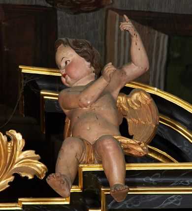 Zdjęcie nr 18: Nastawa ołtarzowa architektoniczna, trójosiowa, dwukondygnacyjna na cokole z bramkami. Ołtarz prostopadłościenny, drewniany. Mensa drewniana z kamiennym portatylem. Antepedium w formie leżącego prostokąta z przedstawieniem pelikana karmiącego młode. Całość ujęta bujną dekoracją roślinną z kwiatami ukazaną na złotym tle. U dołu napis: „A(NNO) D(OMINI) M C M X X I V”. Tabernakulum nowe w formie prostopadłościennej skrzynki. Na ściance frontowej drzwiczki w kształcie stojącego prostokąta zamkniętego łukiem nadwieszonym. W polu płaskorzeźbiony kielich z hostią oraz winna latorośl, powyżej dwa anioły. Nastawa ustawiona na zdwojonym cokole. Cokół dekorowany akantem mięsistym, owocowymi girlandami oraz uskrzydlonymi główkami anielskimi  na osi kolumn.

Osie pierwszej kondygnacji retabulum wydzielone czterema kolumnami o kapitelach korynckich ustawionymi na tle pilastrów, dźwigającymi pełne belkowanie zamknięte wydatnym gzymsem, wyłamane w partii podpór; nad polem środkowym przyjmujące formę łuku odcinkowego; na osi zewnętrznej pary podpór przerwany, odwrócony przyczółek. W polu środkowym rama w formie stojącego prostokąta zamkniętego łukiem półkolistym, w której umieszczona jest rzeźbiona Pieta. Na zasuwie obraz św. Jana Chrzciciela. Rama zdobiona ornamentem roślinnym, w przyłuczach uskrzydlone główki anielskie. Powyżej medalion z rzeźbioną głową św. Jana Chrzciciela na tacy w ramie z mięsistego, ażurowego akantu. W osiach bocznych płytkie nisze z figurami św. Wojciecha po lewej stronie i św. Stanisława po prawej. Nisze w osiach bocznych zamknięte konchą, ponad którą wstęga z koszem i owocami. Fryz dekorowany girlandami z tkaniny i owoców oraz uskrzydlonymi główkami anielskimi na osi podpór. Kondygnacja ujęta bujnymi uszami z ażurowego, suchego akantu. 

Druga kondygnacja szerokości osi środkowej, ujęta parą kolumn o kapitelach korynckich dźwigających pełne belkowanie z wydatnym gzymsem wyłamane na ich osi oraz przerwany przyczółek. W polu środkowym rama w formie stojącego prostokąta o ściętych narożach z obrazem Matki Boskiej. Kondygnacja flankowana przez figury św. Barbary po lewej stronie i św. Katarzyny po prawej. Z kolei na osi skrajnych kolumn, za przyczółkami ustawiona jest druga para dwóch świętych prawdopodobnie węgierskich. Fryz dekorowany akantem oraz uskrzydlonymi główkami anielskimi na osi podpór. Kondygnacja ujęta ażurowym suchym akantem. Na szczycie figura tronującej Matki Boskiej Królowej Niebios, stojącej na półksiężycu w glorii oraz dwa putta.
Bramki z przejściem w formie stojącego prostokąta zamkniętego łukiem półkolistym, ujęte pilastrami dźwigającymi niepełne belkowanie zamknięte silnie wystającym gzymsem i falistym, przerwanym przyczółkiem z siedzącymi puttami. Ponad bramkami na cokołach ustawione są figury św. Stefana po lewej stronie i św. Władysława po prawej. Drzwiczki bramek z malowanymi przedstawieniami św. Piotra po lewej stronie i św. Pawła po prawej. W przyłuczach i fryzie akant.
Nastawa marmoryzowana  w kolorze ciemnej zieleni ze złoconymi oraz srebrzonymi detalami architektonicznymi i ornamentyką. Na odwrociu ołtarza znajduje się malowidło przedstawiające św. Marię Magdalenę.