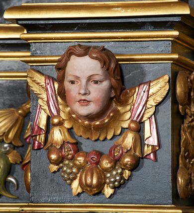 Zdjęcie nr 13: Nastawa ołtarzowa architektoniczna, trójosiowa, dwukondygnacyjna na cokole z bramkami. Ołtarz prostopadłościenny, drewniany. Mensa drewniana z kamiennym portatylem. Antepedium w formie leżącego prostokąta z przedstawieniem pelikana karmiącego młode. Całość ujęta bujną dekoracją roślinną z kwiatami ukazaną na złotym tle. U dołu napis: „A(NNO) D(OMINI) M C M X X I V”. Tabernakulum nowe w formie prostopadłościennej skrzynki. Na ściance frontowej drzwiczki w kształcie stojącego prostokąta zamkniętego łukiem nadwieszonym. W polu płaskorzeźbiony kielich z hostią oraz winna latorośl, powyżej dwa anioły. Nastawa ustawiona na zdwojonym cokole. Cokół dekorowany akantem mięsistym, owocowymi girlandami oraz uskrzydlonymi główkami anielskimi  na osi kolumn.

Osie pierwszej kondygnacji retabulum wydzielone czterema kolumnami o kapitelach korynckich ustawionymi na tle pilastrów, dźwigającymi pełne belkowanie zamknięte wydatnym gzymsem, wyłamane w partii podpór; nad polem środkowym przyjmujące formę łuku odcinkowego; na osi zewnętrznej pary podpór przerwany, odwrócony przyczółek. W polu środkowym rama w formie stojącego prostokąta zamkniętego łukiem półkolistym, w której umieszczona jest rzeźbiona Pieta. Na zasuwie obraz św. Jana Chrzciciela. Rama zdobiona ornamentem roślinnym, w przyłuczach uskrzydlone główki anielskie. Powyżej medalion z rzeźbioną głową św. Jana Chrzciciela na tacy w ramie z mięsistego, ażurowego akantu. W osiach bocznych płytkie nisze z figurami św. Wojciecha po lewej stronie i św. Stanisława po prawej. Nisze w osiach bocznych zamknięte konchą, ponad którą wstęga z koszem i owocami. Fryz dekorowany girlandami z tkaniny i owoców oraz uskrzydlonymi główkami anielskimi na osi podpór. Kondygnacja ujęta bujnymi uszami z ażurowego, suchego akantu. 

Druga kondygnacja szerokości osi środkowej, ujęta parą kolumn o kapitelach korynckich dźwigających pełne belkowanie z wydatnym gzymsem wyłamane na ich osi oraz przerwany przyczółek. W polu środkowym rama w formie stojącego prostokąta o ściętych narożach z obrazem Matki Boskiej. Kondygnacja flankowana przez figury św. Barbary po lewej stronie i św. Katarzyny po prawej. Z kolei na osi skrajnych kolumn, za przyczółkami ustawiona jest druga para dwóch świętych prawdopodobnie węgierskich. Fryz dekorowany akantem oraz uskrzydlonymi główkami anielskimi na osi podpór. Kondygnacja ujęta ażurowym suchym akantem. Na szczycie figura tronującej Matki Boskiej Królowej Niebios, stojącej na półksiężycu w glorii oraz dwa putta.
Bramki z przejściem w formie stojącego prostokąta zamkniętego łukiem półkolistym, ujęte pilastrami dźwigającymi niepełne belkowanie zamknięte silnie wystającym gzymsem i falistym, przerwanym przyczółkiem z siedzącymi puttami. Ponad bramkami na cokołach ustawione są figury św. Stefana po lewej stronie i św. Władysława po prawej. Drzwiczki bramek z malowanymi przedstawieniami św. Piotra po lewej stronie i św. Pawła po prawej. W przyłuczach i fryzie akant.
Nastawa marmoryzowana  w kolorze ciemnej zieleni ze złoconymi oraz srebrzonymi detalami architektonicznymi i ornamentyką. Na odwrociu ołtarza znajduje się malowidło przedstawiające św. Marię Magdalenę.