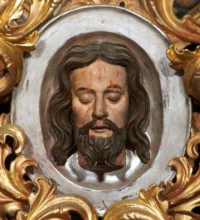 Zdjęcie nr 12: Nastawa ołtarzowa architektoniczna, trójosiowa, dwukondygnacyjna na cokole z bramkami. Ołtarz prostopadłościenny, drewniany. Mensa drewniana z kamiennym portatylem. Antepedium w formie leżącego prostokąta z przedstawieniem pelikana karmiącego młode. Całość ujęta bujną dekoracją roślinną z kwiatami ukazaną na złotym tle. U dołu napis: „A(NNO) D(OMINI) M C M X X I V”. Tabernakulum nowe w formie prostopadłościennej skrzynki. Na ściance frontowej drzwiczki w kształcie stojącego prostokąta zamkniętego łukiem nadwieszonym. W polu płaskorzeźbiony kielich z hostią oraz winna latorośl, powyżej dwa anioły. Nastawa ustawiona na zdwojonym cokole. Cokół dekorowany akantem mięsistym, owocowymi girlandami oraz uskrzydlonymi główkami anielskimi  na osi kolumn.

Osie pierwszej kondygnacji retabulum wydzielone czterema kolumnami o kapitelach korynckich ustawionymi na tle pilastrów, dźwigającymi pełne belkowanie zamknięte wydatnym gzymsem, wyłamane w partii podpór; nad polem środkowym przyjmujące formę łuku odcinkowego; na osi zewnętrznej pary podpór przerwany, odwrócony przyczółek. W polu środkowym rama w formie stojącego prostokąta zamkniętego łukiem półkolistym, w której umieszczona jest rzeźbiona Pieta. Na zasuwie obraz św. Jana Chrzciciela. Rama zdobiona ornamentem roślinnym, w przyłuczach uskrzydlone główki anielskie. Powyżej medalion z rzeźbioną głową św. Jana Chrzciciela na tacy w ramie z mięsistego, ażurowego akantu. W osiach bocznych płytkie nisze z figurami św. Wojciecha po lewej stronie i św. Stanisława po prawej. Nisze w osiach bocznych zamknięte konchą, ponad którą wstęga z koszem i owocami. Fryz dekorowany girlandami z tkaniny i owoców oraz uskrzydlonymi główkami anielskimi na osi podpór. Kondygnacja ujęta bujnymi uszami z ażurowego, suchego akantu. 

Druga kondygnacja szerokości osi środkowej, ujęta parą kolumn o kapitelach korynckich dźwigających pełne belkowanie z wydatnym gzymsem wyłamane na ich osi oraz przerwany przyczółek. W polu środkowym rama w formie stojącego prostokąta o ściętych narożach z obrazem Matki Boskiej. Kondygnacja flankowana przez figury św. Barbary po lewej stronie i św. Katarzyny po prawej. Z kolei na osi skrajnych kolumn, za przyczółkami ustawiona jest druga para dwóch świętych prawdopodobnie węgierskich. Fryz dekorowany akantem oraz uskrzydlonymi główkami anielskimi na osi podpór. Kondygnacja ujęta ażurowym suchym akantem. Na szczycie figura tronującej Matki Boskiej Królowej Niebios, stojącej na półksiężycu w glorii oraz dwa putta.
Bramki z przejściem w formie stojącego prostokąta zamkniętego łukiem półkolistym, ujęte pilastrami dźwigającymi niepełne belkowanie zamknięte silnie wystającym gzymsem i falistym, przerwanym przyczółkiem z siedzącymi puttami. Ponad bramkami na cokołach ustawione są figury św. Stefana po lewej stronie i św. Władysława po prawej. Drzwiczki bramek z malowanymi przedstawieniami św. Piotra po lewej stronie i św. Pawła po prawej. W przyłuczach i fryzie akant.
Nastawa marmoryzowana  w kolorze ciemnej zieleni ze złoconymi oraz srebrzonymi detalami architektonicznymi i ornamentyką. Na odwrociu ołtarza znajduje się malowidło przedstawiające św. Marię Magdalenę.