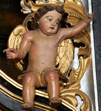 Zdjęcie nr 19: Nastawa ołtarzowa architektoniczna, trójosiowa, dwukondygnacyjna na cokole z bramkami. Ołtarz prostopadłościenny, drewniany. Mensa drewniana z kamiennym portatylem. Antepedium w formie leżącego prostokąta z przedstawieniem pelikana karmiącego młode. Całość ujęta bujną dekoracją roślinną z kwiatami ukazaną na złotym tle. U dołu napis: „A(NNO) D(OMINI) M C M X X I V”. Tabernakulum nowe w formie prostopadłościennej skrzynki. Na ściance frontowej drzwiczki w kształcie stojącego prostokąta zamkniętego łukiem nadwieszonym. W polu płaskorzeźbiony kielich z hostią oraz winna latorośl, powyżej dwa anioły. Nastawa ustawiona na zdwojonym cokole. Cokół dekorowany akantem mięsistym, owocowymi girlandami oraz uskrzydlonymi główkami anielskimi  na osi kolumn.

Osie pierwszej kondygnacji retabulum wydzielone czterema kolumnami o kapitelach korynckich ustawionymi na tle pilastrów, dźwigającymi pełne belkowanie zamknięte wydatnym gzymsem, wyłamane w partii podpór; nad polem środkowym przyjmujące formę łuku odcinkowego; na osi zewnętrznej pary podpór przerwany, odwrócony przyczółek. W polu środkowym rama w formie stojącego prostokąta zamkniętego łukiem półkolistym, w której umieszczona jest rzeźbiona Pieta. Na zasuwie obraz św. Jana Chrzciciela. Rama zdobiona ornamentem roślinnym, w przyłuczach uskrzydlone główki anielskie. Powyżej medalion z rzeźbioną głową św. Jana Chrzciciela na tacy w ramie z mięsistego, ażurowego akantu. W osiach bocznych płytkie nisze z figurami św. Wojciecha po lewej stronie i św. Stanisława po prawej. Nisze w osiach bocznych zamknięte konchą, ponad którą wstęga z koszem i owocami. Fryz dekorowany girlandami z tkaniny i owoców oraz uskrzydlonymi główkami anielskimi na osi podpór. Kondygnacja ujęta bujnymi uszami z ażurowego, suchego akantu. 

Druga kondygnacja szerokości osi środkowej, ujęta parą kolumn o kapitelach korynckich dźwigających pełne belkowanie z wydatnym gzymsem wyłamane na ich osi oraz przerwany przyczółek. W polu środkowym rama w formie stojącego prostokąta o ściętych narożach z obrazem Matki Boskiej. Kondygnacja flankowana przez figury św. Barbary po lewej stronie i św. Katarzyny po prawej. Z kolei na osi skrajnych kolumn, za przyczółkami ustawiona jest druga para dwóch świętych prawdopodobnie węgierskich. Fryz dekorowany akantem oraz uskrzydlonymi główkami anielskimi na osi podpór. Kondygnacja ujęta ażurowym suchym akantem. Na szczycie figura tronującej Matki Boskiej Królowej Niebios, stojącej na półksiężycu w glorii oraz dwa putta.
Bramki z przejściem w formie stojącego prostokąta zamkniętego łukiem półkolistym, ujęte pilastrami dźwigającymi niepełne belkowanie zamknięte silnie wystającym gzymsem i falistym, przerwanym przyczółkiem z siedzącymi puttami. Ponad bramkami na cokołach ustawione są figury św. Stefana po lewej stronie i św. Władysława po prawej. Drzwiczki bramek z malowanymi przedstawieniami św. Piotra po lewej stronie i św. Pawła po prawej. W przyłuczach i fryzie akant.
Nastawa marmoryzowana  w kolorze ciemnej zieleni ze złoconymi oraz srebrzonymi detalami architektonicznymi i ornamentyką. Na odwrociu ołtarza znajduje się malowidło przedstawiające św. Marię Magdalenę.