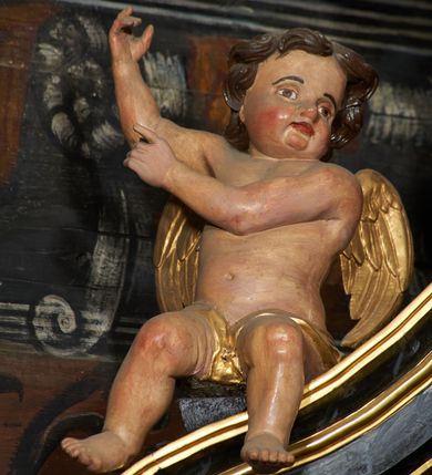 Zdjęcie nr 17: Nastawa ołtarzowa architektoniczna, trójosiowa, dwukondygnacyjna na cokole z bramkami. Ołtarz prostopadłościenny, drewniany. Mensa drewniana z kamiennym portatylem. Antepedium w formie leżącego prostokąta z przedstawieniem pelikana karmiącego młode. Całość ujęta bujną dekoracją roślinną z kwiatami ukazaną na złotym tle. U dołu napis: „A(NNO) D(OMINI) M C M X X I V”. Tabernakulum nowe w formie prostopadłościennej skrzynki. Na ściance frontowej drzwiczki w kształcie stojącego prostokąta zamkniętego łukiem nadwieszonym. W polu płaskorzeźbiony kielich z hostią oraz winna latorośl, powyżej dwa anioły. Nastawa ustawiona na zdwojonym cokole. Cokół dekorowany akantem mięsistym, owocowymi girlandami oraz uskrzydlonymi główkami anielskimi  na osi kolumn.

Osie pierwszej kondygnacji retabulum wydzielone czterema kolumnami o kapitelach korynckich ustawionymi na tle pilastrów, dźwigającymi pełne belkowanie zamknięte wydatnym gzymsem, wyłamane w partii podpór; nad polem środkowym przyjmujące formę łuku odcinkowego; na osi zewnętrznej pary podpór przerwany, odwrócony przyczółek. W polu środkowym rama w formie stojącego prostokąta zamkniętego łukiem półkolistym, w której umieszczona jest rzeźbiona Pieta. Na zasuwie obraz św. Jana Chrzciciela. Rama zdobiona ornamentem roślinnym, w przyłuczach uskrzydlone główki anielskie. Powyżej medalion z rzeźbioną głową św. Jana Chrzciciela na tacy w ramie z mięsistego, ażurowego akantu. W osiach bocznych płytkie nisze z figurami św. Wojciecha po lewej stronie i św. Stanisława po prawej. Nisze w osiach bocznych zamknięte konchą, ponad którą wstęga z koszem i owocami. Fryz dekorowany girlandami z tkaniny i owoców oraz uskrzydlonymi główkami anielskimi na osi podpór. Kondygnacja ujęta bujnymi uszami z ażurowego, suchego akantu. 

Druga kondygnacja szerokości osi środkowej, ujęta parą kolumn o kapitelach korynckich dźwigających pełne belkowanie z wydatnym gzymsem wyłamane na ich osi oraz przerwany przyczółek. W polu środkowym rama w formie stojącego prostokąta o ściętych narożach z obrazem Matki Boskiej. Kondygnacja flankowana przez figury św. Barbary po lewej stronie i św. Katarzyny po prawej. Z kolei na osi skrajnych kolumn, za przyczółkami ustawiona jest druga para dwóch świętych prawdopodobnie węgierskich. Fryz dekorowany akantem oraz uskrzydlonymi główkami anielskimi na osi podpór. Kondygnacja ujęta ażurowym suchym akantem. Na szczycie figura tronującej Matki Boskiej Królowej Niebios, stojącej na półksiężycu w glorii oraz dwa putta.
Bramki z przejściem w formie stojącego prostokąta zamkniętego łukiem półkolistym, ujęte pilastrami dźwigającymi niepełne belkowanie zamknięte silnie wystającym gzymsem i falistym, przerwanym przyczółkiem z siedzącymi puttami. Ponad bramkami na cokołach ustawione są figury św. Stefana po lewej stronie i św. Władysława po prawej. Drzwiczki bramek z malowanymi przedstawieniami św. Piotra po lewej stronie i św. Pawła po prawej. W przyłuczach i fryzie akant.
Nastawa marmoryzowana  w kolorze ciemnej zieleni ze złoconymi oraz srebrzonymi detalami architektonicznymi i ornamentyką. Na odwrociu ołtarza znajduje się malowidło przedstawiające św. Marię Magdalenę.