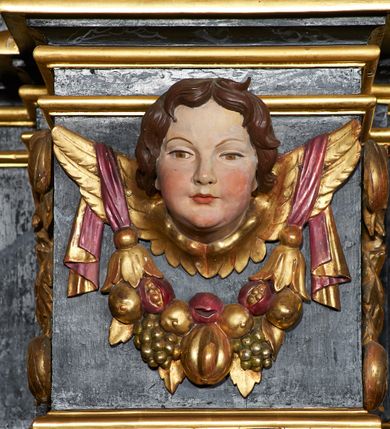 Zdjęcie nr 14: Nastawa ołtarzowa architektoniczna, trójosiowa, dwukondygnacyjna na cokole z bramkami. Ołtarz prostopadłościenny, drewniany. Mensa drewniana z kamiennym portatylem. Antepedium w formie leżącego prostokąta z przedstawieniem pelikana karmiącego młode. Całość ujęta bujną dekoracją roślinną z kwiatami ukazaną na złotym tle. U dołu napis: „A(NNO) D(OMINI) M C M X X I V”. Tabernakulum nowe w formie prostopadłościennej skrzynki. Na ściance frontowej drzwiczki w kształcie stojącego prostokąta zamkniętego łukiem nadwieszonym. W polu płaskorzeźbiony kielich z hostią oraz winna latorośl, powyżej dwa anioły. Nastawa ustawiona na zdwojonym cokole. Cokół dekorowany akantem mięsistym, owocowymi girlandami oraz uskrzydlonymi główkami anielskimi  na osi kolumn.

Osie pierwszej kondygnacji retabulum wydzielone czterema kolumnami o kapitelach korynckich ustawionymi na tle pilastrów, dźwigającymi pełne belkowanie zamknięte wydatnym gzymsem, wyłamane w partii podpór; nad polem środkowym przyjmujące formę łuku odcinkowego; na osi zewnętrznej pary podpór przerwany, odwrócony przyczółek. W polu środkowym rama w formie stojącego prostokąta zamkniętego łukiem półkolistym, w której umieszczona jest rzeźbiona Pieta. Na zasuwie obraz św. Jana Chrzciciela. Rama zdobiona ornamentem roślinnym, w przyłuczach uskrzydlone główki anielskie. Powyżej medalion z rzeźbioną głową św. Jana Chrzciciela na tacy w ramie z mięsistego, ażurowego akantu. W osiach bocznych płytkie nisze z figurami św. Wojciecha po lewej stronie i św. Stanisława po prawej. Nisze w osiach bocznych zamknięte konchą, ponad którą wstęga z koszem i owocami. Fryz dekorowany girlandami z tkaniny i owoców oraz uskrzydlonymi główkami anielskimi na osi podpór. Kondygnacja ujęta bujnymi uszami z ażurowego, suchego akantu. 

Druga kondygnacja szerokości osi środkowej, ujęta parą kolumn o kapitelach korynckich dźwigających pełne belkowanie z wydatnym gzymsem wyłamane na ich osi oraz przerwany przyczółek. W polu środkowym rama w formie stojącego prostokąta o ściętych narożach z obrazem Matki Boskiej. Kondygnacja flankowana przez figury św. Barbary po lewej stronie i św. Katarzyny po prawej. Z kolei na osi skrajnych kolumn, za przyczółkami ustawiona jest druga para dwóch świętych prawdopodobnie węgierskich. Fryz dekorowany akantem oraz uskrzydlonymi główkami anielskimi na osi podpór. Kondygnacja ujęta ażurowym suchym akantem. Na szczycie figura tronującej Matki Boskiej Królowej Niebios, stojącej na półksiężycu w glorii oraz dwa putta.
Bramki z przejściem w formie stojącego prostokąta zamkniętego łukiem półkolistym, ujęte pilastrami dźwigającymi niepełne belkowanie zamknięte silnie wystającym gzymsem i falistym, przerwanym przyczółkiem z siedzącymi puttami. Ponad bramkami na cokołach ustawione są figury św. Stefana po lewej stronie i św. Władysława po prawej. Drzwiczki bramek z malowanymi przedstawieniami św. Piotra po lewej stronie i św. Pawła po prawej. W przyłuczach i fryzie akant.
Nastawa marmoryzowana  w kolorze ciemnej zieleni ze złoconymi oraz srebrzonymi detalami architektonicznymi i ornamentyką. Na odwrociu ołtarza znajduje się malowidło przedstawiające św. Marię Magdalenę.