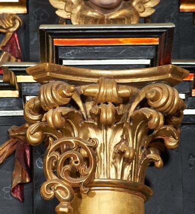 Zdjęcie nr 23: Nastawa ołtarzowa architektoniczna, trójosiowa, dwukondygnacyjna na cokole z bramkami. Ołtarz prostopadłościenny, drewniany. Mensa drewniana z kamiennym portatylem. Antepedium w formie leżącego prostokąta z przedstawieniem pelikana karmiącego młode. Całość ujęta bujną dekoracją roślinną z kwiatami ukazaną na złotym tle. U dołu napis: „A(NNO) D(OMINI) M C M X X I V”. Tabernakulum nowe w formie prostopadłościennej skrzynki. Na ściance frontowej drzwiczki w kształcie stojącego prostokąta zamkniętego łukiem nadwieszonym. W polu płaskorzeźbiony kielich z hostią oraz winna latorośl, powyżej dwa anioły. Nastawa ustawiona na zdwojonym cokole. Cokół dekorowany akantem mięsistym, owocowymi girlandami oraz uskrzydlonymi główkami anielskimi  na osi kolumn.

Osie pierwszej kondygnacji retabulum wydzielone czterema kolumnami o kapitelach korynckich ustawionymi na tle pilastrów, dźwigającymi pełne belkowanie zamknięte wydatnym gzymsem, wyłamane w partii podpór; nad polem środkowym przyjmujące formę łuku odcinkowego; na osi zewnętrznej pary podpór przerwany, odwrócony przyczółek. W polu środkowym rama w formie stojącego prostokąta zamkniętego łukiem półkolistym, w której umieszczona jest rzeźbiona Pieta. Na zasuwie obraz św. Jana Chrzciciela. Rama zdobiona ornamentem roślinnym, w przyłuczach uskrzydlone główki anielskie. Powyżej medalion z rzeźbioną głową św. Jana Chrzciciela na tacy w ramie z mięsistego, ażurowego akantu. W osiach bocznych płytkie nisze z figurami św. Wojciecha po lewej stronie i św. Stanisława po prawej. Nisze w osiach bocznych zamknięte konchą, ponad którą wstęga z koszem i owocami. Fryz dekorowany girlandami z tkaniny i owoców oraz uskrzydlonymi główkami anielskimi na osi podpór. Kondygnacja ujęta bujnymi uszami z ażurowego, suchego akantu. 

Druga kondygnacja szerokości osi środkowej, ujęta parą kolumn o kapitelach korynckich dźwigających pełne belkowanie z wydatnym gzymsem wyłamane na ich osi oraz przerwany przyczółek. W polu środkowym rama w formie stojącego prostokąta o ściętych narożach z obrazem Matki Boskiej. Kondygnacja flankowana przez figury św. Barbary po lewej stronie i św. Katarzyny po prawej. Z kolei na osi skrajnych kolumn, za przyczółkami ustawiona jest druga para dwóch świętych prawdopodobnie węgierskich. Fryz dekorowany akantem oraz uskrzydlonymi główkami anielskimi na osi podpór. Kondygnacja ujęta ażurowym suchym akantem. Na szczycie figura tronującej Matki Boskiej Królowej Niebios, stojącej na półksiężycu w glorii oraz dwa putta.
Bramki z przejściem w formie stojącego prostokąta zamkniętego łukiem półkolistym, ujęte pilastrami dźwigającymi niepełne belkowanie zamknięte silnie wystającym gzymsem i falistym, przerwanym przyczółkiem z siedzącymi puttami. Ponad bramkami na cokołach ustawione są figury św. Stefana po lewej stronie i św. Władysława po prawej. Drzwiczki bramek z malowanymi przedstawieniami św. Piotra po lewej stronie i św. Pawła po prawej. W przyłuczach i fryzie akant.
Nastawa marmoryzowana  w kolorze ciemnej zieleni ze złoconymi oraz srebrzonymi detalami architektonicznymi i ornamentyką. Na odwrociu ołtarza znajduje się malowidło przedstawiające św. Marię Magdalenę.