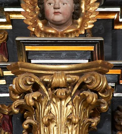 Zdjęcie nr 24: Nastawa ołtarzowa architektoniczna, trójosiowa, dwukondygnacyjna na cokole z bramkami. Ołtarz prostopadłościenny, drewniany. Mensa drewniana z kamiennym portatylem. Antepedium w formie leżącego prostokąta z przedstawieniem pelikana karmiącego młode. Całość ujęta bujną dekoracją roślinną z kwiatami ukazaną na złotym tle. U dołu napis: „A(NNO) D(OMINI) M C M X X I V”. Tabernakulum nowe w formie prostopadłościennej skrzynki. Na ściance frontowej drzwiczki w kształcie stojącego prostokąta zamkniętego łukiem nadwieszonym. W polu płaskorzeźbiony kielich z hostią oraz winna latorośl, powyżej dwa anioły. Nastawa ustawiona na zdwojonym cokole. Cokół dekorowany akantem mięsistym, owocowymi girlandami oraz uskrzydlonymi główkami anielskimi  na osi kolumn.

Osie pierwszej kondygnacji retabulum wydzielone czterema kolumnami o kapitelach korynckich ustawionymi na tle pilastrów, dźwigającymi pełne belkowanie zamknięte wydatnym gzymsem, wyłamane w partii podpór; nad polem środkowym przyjmujące formę łuku odcinkowego; na osi zewnętrznej pary podpór przerwany, odwrócony przyczółek. W polu środkowym rama w formie stojącego prostokąta zamkniętego łukiem półkolistym, w której umieszczona jest rzeźbiona Pieta. Na zasuwie obraz św. Jana Chrzciciela. Rama zdobiona ornamentem roślinnym, w przyłuczach uskrzydlone główki anielskie. Powyżej medalion z rzeźbioną głową św. Jana Chrzciciela na tacy w ramie z mięsistego, ażurowego akantu. W osiach bocznych płytkie nisze z figurami św. Wojciecha po lewej stronie i św. Stanisława po prawej. Nisze w osiach bocznych zamknięte konchą, ponad którą wstęga z koszem i owocami. Fryz dekorowany girlandami z tkaniny i owoców oraz uskrzydlonymi główkami anielskimi na osi podpór. Kondygnacja ujęta bujnymi uszami z ażurowego, suchego akantu. 

Druga kondygnacja szerokości osi środkowej, ujęta parą kolumn o kapitelach korynckich dźwigających pełne belkowanie z wydatnym gzymsem wyłamane na ich osi oraz przerwany przyczółek. W polu środkowym rama w formie stojącego prostokąta o ściętych narożach z obrazem Matki Boskiej. Kondygnacja flankowana przez figury św. Barbary po lewej stronie i św. Katarzyny po prawej. Z kolei na osi skrajnych kolumn, za przyczółkami ustawiona jest druga para dwóch świętych prawdopodobnie węgierskich. Fryz dekorowany akantem oraz uskrzydlonymi główkami anielskimi na osi podpór. Kondygnacja ujęta ażurowym suchym akantem. Na szczycie figura tronującej Matki Boskiej Królowej Niebios, stojącej na półksiężycu w glorii oraz dwa putta.
Bramki z przejściem w formie stojącego prostokąta zamkniętego łukiem półkolistym, ujęte pilastrami dźwigającymi niepełne belkowanie zamknięte silnie wystającym gzymsem i falistym, przerwanym przyczółkiem z siedzącymi puttami. Ponad bramkami na cokołach ustawione są figury św. Stefana po lewej stronie i św. Władysława po prawej. Drzwiczki bramek z malowanymi przedstawieniami św. Piotra po lewej stronie i św. Pawła po prawej. W przyłuczach i fryzie akant.
Nastawa marmoryzowana  w kolorze ciemnej zieleni ze złoconymi oraz srebrzonymi detalami architektonicznymi i ornamentyką. Na odwrociu ołtarza znajduje się malowidło przedstawiające św. Marię Magdalenę.