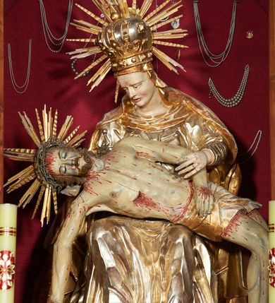 Zdjęcie nr 4: Nastawa ołtarzowa architektoniczna, trójosiowa, dwukondygnacyjna na cokole z bramkami. Ołtarz prostopadłościenny, drewniany. Mensa drewniana z kamiennym portatylem. Antepedium w formie leżącego prostokąta z przedstawieniem pelikana karmiącego młode. Całość ujęta bujną dekoracją roślinną z kwiatami ukazaną na złotym tle. U dołu napis: „A(NNO) D(OMINI) M C M X X I V”. Tabernakulum nowe w formie prostopadłościennej skrzynki. Na ściance frontowej drzwiczki w kształcie stojącego prostokąta zamkniętego łukiem nadwieszonym. W polu płaskorzeźbiony kielich z hostią oraz winna latorośl, powyżej dwa anioły. Nastawa ustawiona na zdwojonym cokole. Cokół dekorowany akantem mięsistym, owocowymi girlandami oraz uskrzydlonymi główkami anielskimi  na osi kolumn.

Osie pierwszej kondygnacji retabulum wydzielone czterema kolumnami o kapitelach korynckich ustawionymi na tle pilastrów, dźwigającymi pełne belkowanie zamknięte wydatnym gzymsem, wyłamane w partii podpór; nad polem środkowym przyjmujące formę łuku odcinkowego; na osi zewnętrznej pary podpór przerwany, odwrócony przyczółek. W polu środkowym rama w formie stojącego prostokąta zamkniętego łukiem półkolistym, w której umieszczona jest rzeźbiona Pieta. Na zasuwie obraz św. Jana Chrzciciela. Rama zdobiona ornamentem roślinnym, w przyłuczach uskrzydlone główki anielskie. Powyżej medalion z rzeźbioną głową św. Jana Chrzciciela na tacy w ramie z mięsistego, ażurowego akantu. W osiach bocznych płytkie nisze z figurami św. Wojciecha po lewej stronie i św. Stanisława po prawej. Nisze w osiach bocznych zamknięte konchą, ponad którą wstęga z koszem i owocami. Fryz dekorowany girlandami z tkaniny i owoców oraz uskrzydlonymi główkami anielskimi na osi podpór. Kondygnacja ujęta bujnymi uszami z ażurowego, suchego akantu. 

Druga kondygnacja szerokości osi środkowej, ujęta parą kolumn o kapitelach korynckich dźwigających pełne belkowanie z wydatnym gzymsem wyłamane na ich osi oraz przerwany przyczółek. W polu środkowym rama w formie stojącego prostokąta o ściętych narożach z obrazem Matki Boskiej. Kondygnacja flankowana przez figury św. Barbary po lewej stronie i św. Katarzyny po prawej. Z kolei na osi skrajnych kolumn, za przyczółkami ustawiona jest druga para dwóch świętych prawdopodobnie węgierskich. Fryz dekorowany akantem oraz uskrzydlonymi główkami anielskimi na osi podpór. Kondygnacja ujęta ażurowym suchym akantem. Na szczycie figura tronującej Matki Boskiej Królowej Niebios, stojącej na półksiężycu w glorii oraz dwa putta.
Bramki z przejściem w formie stojącego prostokąta zamkniętego łukiem półkolistym, ujęte pilastrami dźwigającymi niepełne belkowanie zamknięte silnie wystającym gzymsem i falistym, przerwanym przyczółkiem z siedzącymi puttami. Ponad bramkami na cokołach ustawione są figury św. Stefana po lewej stronie i św. Władysława po prawej. Drzwiczki bramek z malowanymi przedstawieniami św. Piotra po lewej stronie i św. Pawła po prawej. W przyłuczach i fryzie akant.
Nastawa marmoryzowana  w kolorze ciemnej zieleni ze złoconymi oraz srebrzonymi detalami architektonicznymi i ornamentyką. Na odwrociu ołtarza znajduje się malowidło przedstawiające św. Marię Magdalenę.