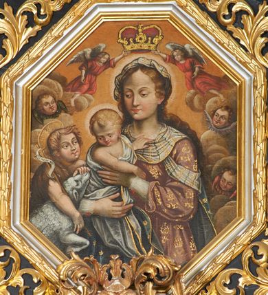 Zdjęcie nr 6: Nastawa ołtarzowa architektoniczna, trójosiowa, dwukondygnacyjna na cokole z bramkami. Ołtarz prostopadłościenny, drewniany. Mensa drewniana z kamiennym portatylem. Antepedium w formie leżącego prostokąta z przedstawieniem pelikana karmiącego młode. Całość ujęta bujną dekoracją roślinną z kwiatami ukazaną na złotym tle. U dołu napis: „A(NNO) D(OMINI) M C M X X I V”. Tabernakulum nowe w formie prostopadłościennej skrzynki. Na ściance frontowej drzwiczki w kształcie stojącego prostokąta zamkniętego łukiem nadwieszonym. W polu płaskorzeźbiony kielich z hostią oraz winna latorośl, powyżej dwa anioły. Nastawa ustawiona na zdwojonym cokole. Cokół dekorowany akantem mięsistym, owocowymi girlandami oraz uskrzydlonymi główkami anielskimi  na osi kolumn.

Osie pierwszej kondygnacji retabulum wydzielone czterema kolumnami o kapitelach korynckich ustawionymi na tle pilastrów, dźwigającymi pełne belkowanie zamknięte wydatnym gzymsem, wyłamane w partii podpór; nad polem środkowym przyjmujące formę łuku odcinkowego; na osi zewnętrznej pary podpór przerwany, odwrócony przyczółek. W polu środkowym rama w formie stojącego prostokąta zamkniętego łukiem półkolistym, w której umieszczona jest rzeźbiona Pieta. Na zasuwie obraz św. Jana Chrzciciela. Rama zdobiona ornamentem roślinnym, w przyłuczach uskrzydlone główki anielskie. Powyżej medalion z rzeźbioną głową św. Jana Chrzciciela na tacy w ramie z mięsistego, ażurowego akantu. W osiach bocznych płytkie nisze z figurami św. Wojciecha po lewej stronie i św. Stanisława po prawej. Nisze w osiach bocznych zamknięte konchą, ponad którą wstęga z koszem i owocami. Fryz dekorowany girlandami z tkaniny i owoców oraz uskrzydlonymi główkami anielskimi na osi podpór. Kondygnacja ujęta bujnymi uszami z ażurowego, suchego akantu. 

Druga kondygnacja szerokości osi środkowej, ujęta parą kolumn o kapitelach korynckich dźwigających pełne belkowanie z wydatnym gzymsem wyłamane na ich osi oraz przerwany przyczółek. W polu środkowym rama w formie stojącego prostokąta o ściętych narożach z obrazem Matki Boskiej. Kondygnacja flankowana przez figury św. Barbary po lewej stronie i św. Katarzyny po prawej. Z kolei na osi skrajnych kolumn, za przyczółkami ustawiona jest druga para dwóch świętych prawdopodobnie węgierskich. Fryz dekorowany akantem oraz uskrzydlonymi główkami anielskimi na osi podpór. Kondygnacja ujęta ażurowym suchym akantem. Na szczycie figura tronującej Matki Boskiej Królowej Niebios, stojącej na półksiężycu w glorii oraz dwa putta.
Bramki z przejściem w formie stojącego prostokąta zamkniętego łukiem półkolistym, ujęte pilastrami dźwigającymi niepełne belkowanie zamknięte silnie wystającym gzymsem i falistym, przerwanym przyczółkiem z siedzącymi puttami. Ponad bramkami na cokołach ustawione są figury św. Stefana po lewej stronie i św. Władysława po prawej. Drzwiczki bramek z malowanymi przedstawieniami św. Piotra po lewej stronie i św. Pawła po prawej. W przyłuczach i fryzie akant.
Nastawa marmoryzowana  w kolorze ciemnej zieleni ze złoconymi oraz srebrzonymi detalami architektonicznymi i ornamentyką. Na odwrociu ołtarza znajduje się malowidło przedstawiające św. Marię Magdalenę.