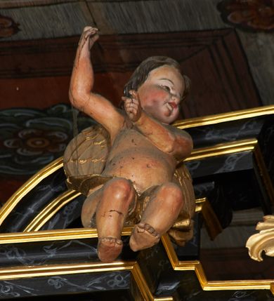 Zdjęcie nr 22: Nastawa ołtarzowa architektoniczna, trójosiowa, dwukondygnacyjna na cokole z bramkami. Ołtarz prostopadłościenny, drewniany. Mensa drewniana z kamiennym portatylem. Antepedium w formie leżącego prostokąta z przedstawieniem pelikana karmiącego młode. Całość ujęta bujną dekoracją roślinną z kwiatami ukazaną na złotym tle. U dołu napis: „A(NNO) D(OMINI) M C M X X I V”. Tabernakulum nowe w formie prostopadłościennej skrzynki. Na ściance frontowej drzwiczki w kształcie stojącego prostokąta zamkniętego łukiem nadwieszonym. W polu płaskorzeźbiony kielich z hostią oraz winna latorośl, powyżej dwa anioły. Nastawa ustawiona na zdwojonym cokole. Cokół dekorowany akantem mięsistym, owocowymi girlandami oraz uskrzydlonymi główkami anielskimi  na osi kolumn.

Osie pierwszej kondygnacji retabulum wydzielone czterema kolumnami o kapitelach korynckich ustawionymi na tle pilastrów, dźwigającymi pełne belkowanie zamknięte wydatnym gzymsem, wyłamane w partii podpór; nad polem środkowym przyjmujące formę łuku odcinkowego; na osi zewnętrznej pary podpór przerwany, odwrócony przyczółek. W polu środkowym rama w formie stojącego prostokąta zamkniętego łukiem półkolistym, w której umieszczona jest rzeźbiona Pieta. Na zasuwie obraz św. Jana Chrzciciela. Rama zdobiona ornamentem roślinnym, w przyłuczach uskrzydlone główki anielskie. Powyżej medalion z rzeźbioną głową św. Jana Chrzciciela na tacy w ramie z mięsistego, ażurowego akantu. W osiach bocznych płytkie nisze z figurami św. Wojciecha po lewej stronie i św. Stanisława po prawej. Nisze w osiach bocznych zamknięte konchą, ponad którą wstęga z koszem i owocami. Fryz dekorowany girlandami z tkaniny i owoców oraz uskrzydlonymi główkami anielskimi na osi podpór. Kondygnacja ujęta bujnymi uszami z ażurowego, suchego akantu. 

Druga kondygnacja szerokości osi środkowej, ujęta parą kolumn o kapitelach korynckich dźwigających pełne belkowanie z wydatnym gzymsem wyłamane na ich osi oraz przerwany przyczółek. W polu środkowym rama w formie stojącego prostokąta o ściętych narożach z obrazem Matki Boskiej. Kondygnacja flankowana przez figury św. Barbary po lewej stronie i św. Katarzyny po prawej. Z kolei na osi skrajnych kolumn, za przyczółkami ustawiona jest druga para dwóch świętych prawdopodobnie węgierskich. Fryz dekorowany akantem oraz uskrzydlonymi główkami anielskimi na osi podpór. Kondygnacja ujęta ażurowym suchym akantem. Na szczycie figura tronującej Matki Boskiej Królowej Niebios, stojącej na półksiężycu w glorii oraz dwa putta.
Bramki z przejściem w formie stojącego prostokąta zamkniętego łukiem półkolistym, ujęte pilastrami dźwigającymi niepełne belkowanie zamknięte silnie wystającym gzymsem i falistym, przerwanym przyczółkiem z siedzącymi puttami. Ponad bramkami na cokołach ustawione są figury św. Stefana po lewej stronie i św. Władysława po prawej. Drzwiczki bramek z malowanymi przedstawieniami św. Piotra po lewej stronie i św. Pawła po prawej. W przyłuczach i fryzie akant.
Nastawa marmoryzowana  w kolorze ciemnej zieleni ze złoconymi oraz srebrzonymi detalami architektonicznymi i ornamentyką. Na odwrociu ołtarza znajduje się malowidło przedstawiające św. Marię Magdalenę.