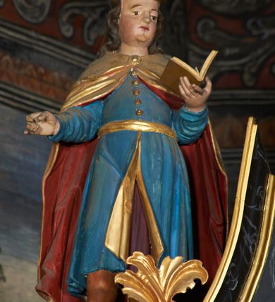 Zdjęcie nr 10: Nastawa ołtarzowa architektoniczna, trójosiowa, dwukondygnacyjna na cokole z bramkami. Ołtarz prostopadłościenny, drewniany. Mensa drewniana z kamiennym portatylem. Antepedium w formie leżącego prostokąta z przedstawieniem pelikana karmiącego młode. Całość ujęta bujną dekoracją roślinną z kwiatami ukazaną na złotym tle. U dołu napis: „A(NNO) D(OMINI) M C M X X I V”. Tabernakulum nowe w formie prostopadłościennej skrzynki. Na ściance frontowej drzwiczki w kształcie stojącego prostokąta zamkniętego łukiem nadwieszonym. W polu płaskorzeźbiony kielich z hostią oraz winna latorośl, powyżej dwa anioły. Nastawa ustawiona na zdwojonym cokole. Cokół dekorowany akantem mięsistym, owocowymi girlandami oraz uskrzydlonymi główkami anielskimi  na osi kolumn.

Osie pierwszej kondygnacji retabulum wydzielone czterema kolumnami o kapitelach korynckich ustawionymi na tle pilastrów, dźwigającymi pełne belkowanie zamknięte wydatnym gzymsem, wyłamane w partii podpór; nad polem środkowym przyjmujące formę łuku odcinkowego; na osi zewnętrznej pary podpór przerwany, odwrócony przyczółek. W polu środkowym rama w formie stojącego prostokąta zamkniętego łukiem półkolistym, w której umieszczona jest rzeźbiona Pieta. Na zasuwie obraz św. Jana Chrzciciela. Rama zdobiona ornamentem roślinnym, w przyłuczach uskrzydlone główki anielskie. Powyżej medalion z rzeźbioną głową św. Jana Chrzciciela na tacy w ramie z mięsistego, ażurowego akantu. W osiach bocznych płytkie nisze z figurami św. Wojciecha po lewej stronie i św. Stanisława po prawej. Nisze w osiach bocznych zamknięte konchą, ponad którą wstęga z koszem i owocami. Fryz dekorowany girlandami z tkaniny i owoców oraz uskrzydlonymi główkami anielskimi na osi podpór. Kondygnacja ujęta bujnymi uszami z ażurowego, suchego akantu. 

Druga kondygnacja szerokości osi środkowej, ujęta parą kolumn o kapitelach korynckich dźwigających pełne belkowanie z wydatnym gzymsem wyłamane na ich osi oraz przerwany przyczółek. W polu środkowym rama w formie stojącego prostokąta o ściętych narożach z obrazem Matki Boskiej. Kondygnacja flankowana przez figury św. Barbary po lewej stronie i św. Katarzyny po prawej. Z kolei na osi skrajnych kolumn, za przyczółkami ustawiona jest druga para dwóch świętych prawdopodobnie węgierskich. Fryz dekorowany akantem oraz uskrzydlonymi główkami anielskimi na osi podpór. Kondygnacja ujęta ażurowym suchym akantem. Na szczycie figura tronującej Matki Boskiej Królowej Niebios, stojącej na półksiężycu w glorii oraz dwa putta.
Bramki z przejściem w formie stojącego prostokąta zamkniętego łukiem półkolistym, ujęte pilastrami dźwigającymi niepełne belkowanie zamknięte silnie wystającym gzymsem i falistym, przerwanym przyczółkiem z siedzącymi puttami. Ponad bramkami na cokołach ustawione są figury św. Stefana po lewej stronie i św. Władysława po prawej. Drzwiczki bramek z malowanymi przedstawieniami św. Piotra po lewej stronie i św. Pawła po prawej. W przyłuczach i fryzie akant.
Nastawa marmoryzowana  w kolorze ciemnej zieleni ze złoconymi oraz srebrzonymi detalami architektonicznymi i ornamentyką. Na odwrociu ołtarza znajduje się malowidło przedstawiające św. Marię Magdalenę.