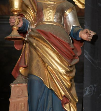 Zdjęcie nr 8: Nastawa ołtarzowa architektoniczna, trójosiowa, dwukondygnacyjna na cokole z bramkami. Ołtarz prostopadłościenny, drewniany. Mensa drewniana z kamiennym portatylem. Antepedium w formie leżącego prostokąta z przedstawieniem pelikana karmiącego młode. Całość ujęta bujną dekoracją roślinną z kwiatami ukazaną na złotym tle. U dołu napis: „A(NNO) D(OMINI) M C M X X I V”. Tabernakulum nowe w formie prostopadłościennej skrzynki. Na ściance frontowej drzwiczki w kształcie stojącego prostokąta zamkniętego łukiem nadwieszonym. W polu płaskorzeźbiony kielich z hostią oraz winna latorośl, powyżej dwa anioły. Nastawa ustawiona na zdwojonym cokole. Cokół dekorowany akantem mięsistym, owocowymi girlandami oraz uskrzydlonymi główkami anielskimi  na osi kolumn.

Osie pierwszej kondygnacji retabulum wydzielone czterema kolumnami o kapitelach korynckich ustawionymi na tle pilastrów, dźwigającymi pełne belkowanie zamknięte wydatnym gzymsem, wyłamane w partii podpór; nad polem środkowym przyjmujące formę łuku odcinkowego; na osi zewnętrznej pary podpór przerwany, odwrócony przyczółek. W polu środkowym rama w formie stojącego prostokąta zamkniętego łukiem półkolistym, w której umieszczona jest rzeźbiona Pieta. Na zasuwie obraz św. Jana Chrzciciela. Rama zdobiona ornamentem roślinnym, w przyłuczach uskrzydlone główki anielskie. Powyżej medalion z rzeźbioną głową św. Jana Chrzciciela na tacy w ramie z mięsistego, ażurowego akantu. W osiach bocznych płytkie nisze z figurami św. Wojciecha po lewej stronie i św. Stanisława po prawej. Nisze w osiach bocznych zamknięte konchą, ponad którą wstęga z koszem i owocami. Fryz dekorowany girlandami z tkaniny i owoców oraz uskrzydlonymi główkami anielskimi na osi podpór. Kondygnacja ujęta bujnymi uszami z ażurowego, suchego akantu. 

Druga kondygnacja szerokości osi środkowej, ujęta parą kolumn o kapitelach korynckich dźwigających pełne belkowanie z wydatnym gzymsem wyłamane na ich osi oraz przerwany przyczółek. W polu środkowym rama w formie stojącego prostokąta o ściętych narożach z obrazem Matki Boskiej. Kondygnacja flankowana przez figury św. Barbary po lewej stronie i św. Katarzyny po prawej. Z kolei na osi skrajnych kolumn, za przyczółkami ustawiona jest druga para dwóch świętych prawdopodobnie węgierskich. Fryz dekorowany akantem oraz uskrzydlonymi główkami anielskimi na osi podpór. Kondygnacja ujęta ażurowym suchym akantem. Na szczycie figura tronującej Matki Boskiej Królowej Niebios, stojącej na półksiężycu w glorii oraz dwa putta.
Bramki z przejściem w formie stojącego prostokąta zamkniętego łukiem półkolistym, ujęte pilastrami dźwigającymi niepełne belkowanie zamknięte silnie wystającym gzymsem i falistym, przerwanym przyczółkiem z siedzącymi puttami. Ponad bramkami na cokołach ustawione są figury św. Stefana po lewej stronie i św. Władysława po prawej. Drzwiczki bramek z malowanymi przedstawieniami św. Piotra po lewej stronie i św. Pawła po prawej. W przyłuczach i fryzie akant.
Nastawa marmoryzowana  w kolorze ciemnej zieleni ze złoconymi oraz srebrzonymi detalami architektonicznymi i ornamentyką. Na odwrociu ołtarza znajduje się malowidło przedstawiające św. Marię Magdalenę.