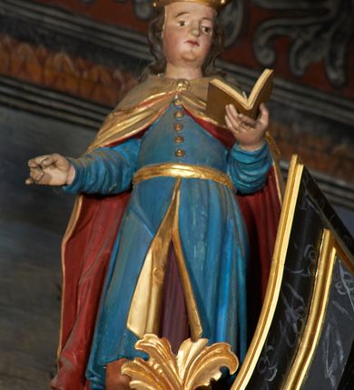 Zdjęcie nr 9: Nastawa ołtarzowa architektoniczna, trójosiowa, dwukondygnacyjna na cokole z bramkami. Ołtarz prostopadłościenny, drewniany. Mensa drewniana z kamiennym portatylem. Antepedium w formie leżącego prostokąta z przedstawieniem pelikana karmiącego młode. Całość ujęta bujną dekoracją roślinną z kwiatami ukazaną na złotym tle. U dołu napis: „A(NNO) D(OMINI) M C M X X I V”. Tabernakulum nowe w formie prostopadłościennej skrzynki. Na ściance frontowej drzwiczki w kształcie stojącego prostokąta zamkniętego łukiem nadwieszonym. W polu płaskorzeźbiony kielich z hostią oraz winna latorośl, powyżej dwa anioły. Nastawa ustawiona na zdwojonym cokole. Cokół dekorowany akantem mięsistym, owocowymi girlandami oraz uskrzydlonymi główkami anielskimi  na osi kolumn.

Osie pierwszej kondygnacji retabulum wydzielone czterema kolumnami o kapitelach korynckich ustawionymi na tle pilastrów, dźwigającymi pełne belkowanie zamknięte wydatnym gzymsem, wyłamane w partii podpór; nad polem środkowym przyjmujące formę łuku odcinkowego; na osi zewnętrznej pary podpór przerwany, odwrócony przyczółek. W polu środkowym rama w formie stojącego prostokąta zamkniętego łukiem półkolistym, w której umieszczona jest rzeźbiona Pieta. Na zasuwie obraz św. Jana Chrzciciela. Rama zdobiona ornamentem roślinnym, w przyłuczach uskrzydlone główki anielskie. Powyżej medalion z rzeźbioną głową św. Jana Chrzciciela na tacy w ramie z mięsistego, ażurowego akantu. W osiach bocznych płytkie nisze z figurami św. Wojciecha po lewej stronie i św. Stanisława po prawej. Nisze w osiach bocznych zamknięte konchą, ponad którą wstęga z koszem i owocami. Fryz dekorowany girlandami z tkaniny i owoców oraz uskrzydlonymi główkami anielskimi na osi podpór. Kondygnacja ujęta bujnymi uszami z ażurowego, suchego akantu. 

Druga kondygnacja szerokości osi środkowej, ujęta parą kolumn o kapitelach korynckich dźwigających pełne belkowanie z wydatnym gzymsem wyłamane na ich osi oraz przerwany przyczółek. W polu środkowym rama w formie stojącego prostokąta o ściętych narożach z obrazem Matki Boskiej. Kondygnacja flankowana przez figury św. Barbary po lewej stronie i św. Katarzyny po prawej. Z kolei na osi skrajnych kolumn, za przyczółkami ustawiona jest druga para dwóch świętych prawdopodobnie węgierskich. Fryz dekorowany akantem oraz uskrzydlonymi główkami anielskimi na osi podpór. Kondygnacja ujęta ażurowym suchym akantem. Na szczycie figura tronującej Matki Boskiej Królowej Niebios, stojącej na półksiężycu w glorii oraz dwa putta.
Bramki z przejściem w formie stojącego prostokąta zamkniętego łukiem półkolistym, ujęte pilastrami dźwigającymi niepełne belkowanie zamknięte silnie wystającym gzymsem i falistym, przerwanym przyczółkiem z siedzącymi puttami. Ponad bramkami na cokołach ustawione są figury św. Stefana po lewej stronie i św. Władysława po prawej. Drzwiczki bramek z malowanymi przedstawieniami św. Piotra po lewej stronie i św. Pawła po prawej. W przyłuczach i fryzie akant.
Nastawa marmoryzowana  w kolorze ciemnej zieleni ze złoconymi oraz srebrzonymi detalami architektonicznymi i ornamentyką. Na odwrociu ołtarza znajduje się malowidło przedstawiające św. Marię Magdalenę.