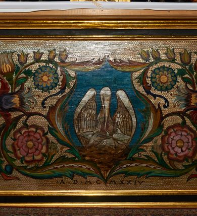 Zdjęcie nr 25: Nastawa ołtarzowa architektoniczna, trójosiowa, dwukondygnacyjna na cokole z bramkami. Ołtarz prostopadłościenny, drewniany. Mensa drewniana z kamiennym portatylem. Antepedium w formie leżącego prostokąta z przedstawieniem pelikana karmiącego młode. Całość ujęta bujną dekoracją roślinną z kwiatami ukazaną na złotym tle. U dołu napis: „A(NNO) D(OMINI) M C M X X I V”. Tabernakulum nowe w formie prostopadłościennej skrzynki. Na ściance frontowej drzwiczki w kształcie stojącego prostokąta zamkniętego łukiem nadwieszonym. W polu płaskorzeźbiony kielich z hostią oraz winna latorośl, powyżej dwa anioły. Nastawa ustawiona na zdwojonym cokole. Cokół dekorowany akantem mięsistym, owocowymi girlandami oraz uskrzydlonymi główkami anielskimi  na osi kolumn.

Osie pierwszej kondygnacji retabulum wydzielone czterema kolumnami o kapitelach korynckich ustawionymi na tle pilastrów, dźwigającymi pełne belkowanie zamknięte wydatnym gzymsem, wyłamane w partii podpór; nad polem środkowym przyjmujące formę łuku odcinkowego; na osi zewnętrznej pary podpór przerwany, odwrócony przyczółek. W polu środkowym rama w formie stojącego prostokąta zamkniętego łukiem półkolistym, w której umieszczona jest rzeźbiona Pieta. Na zasuwie obraz św. Jana Chrzciciela. Rama zdobiona ornamentem roślinnym, w przyłuczach uskrzydlone główki anielskie. Powyżej medalion z rzeźbioną głową św. Jana Chrzciciela na tacy w ramie z mięsistego, ażurowego akantu. W osiach bocznych płytkie nisze z figurami św. Wojciecha po lewej stronie i św. Stanisława po prawej. Nisze w osiach bocznych zamknięte konchą, ponad którą wstęga z koszem i owocami. Fryz dekorowany girlandami z tkaniny i owoców oraz uskrzydlonymi główkami anielskimi na osi podpór. Kondygnacja ujęta bujnymi uszami z ażurowego, suchego akantu. 

Druga kondygnacja szerokości osi środkowej, ujęta parą kolumn o kapitelach korynckich dźwigających pełne belkowanie z wydatnym gzymsem wyłamane na ich osi oraz przerwany przyczółek. W polu środkowym rama w formie stojącego prostokąta o ściętych narożach z obrazem Matki Boskiej. Kondygnacja flankowana przez figury św. Barbary po lewej stronie i św. Katarzyny po prawej. Z kolei na osi skrajnych kolumn, za przyczółkami ustawiona jest druga para dwóch świętych prawdopodobnie węgierskich. Fryz dekorowany akantem oraz uskrzydlonymi główkami anielskimi na osi podpór. Kondygnacja ujęta ażurowym suchym akantem. Na szczycie figura tronującej Matki Boskiej Królowej Niebios, stojącej na półksiężycu w glorii oraz dwa putta.
Bramki z przejściem w formie stojącego prostokąta zamkniętego łukiem półkolistym, ujęte pilastrami dźwigającymi niepełne belkowanie zamknięte silnie wystającym gzymsem i falistym, przerwanym przyczółkiem z siedzącymi puttami. Ponad bramkami na cokołach ustawione są figury św. Stefana po lewej stronie i św. Władysława po prawej. Drzwiczki bramek z malowanymi przedstawieniami św. Piotra po lewej stronie i św. Pawła po prawej. W przyłuczach i fryzie akant.
Nastawa marmoryzowana  w kolorze ciemnej zieleni ze złoconymi oraz srebrzonymi detalami architektonicznymi i ornamentyką. Na odwrociu ołtarza znajduje się malowidło przedstawiające św. Marię Magdalenę.