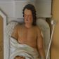 Zdjęcie nr 1: Rzeźba drążona, ustawiona na niewielkim postumencie. Figura zwrócona delikatnie w prawo, z prawą nogą ugiętą w kolanie, w lewej ręce trzyma gąbkę z octem na długim drzewcu. Twarz jest podłużna o pełnych policzkach oraz cofniętej brodzie; usta małe i delikatnie rozchylone, nos długi, oczy wąskie. Włosy są brązowe, falowane, sięgające do ramion. Anioł ubrany jest w długą, obficie marszczoną, białą szatę odsłaniającą nagi tors i prawą nogę. Polichromia naturalistyczna w partiach ciała, szaty i atrybuty białe.


