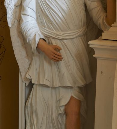 Zdjęcie nr 3: Nastawa ołtarzowa architektoniczna, jednoosiowa, dwukondygnacyjna, na cokole z bramkami. Ołtarz prostopadłościenny, drewniany; mensa drewniana. Antepedium w formie leżącego prostokąta, ujęte z trzech stron listwą o złoconym profilu, w centrum malowany złotem monogram maryjny. Tabernakulum w formie skrzynki o wklęsło-wypukłym wykroju, ustawione na profilowanym cokole, flankowane czterema kolumienkami o marmoryzowanych na niebiesko trzonach, podtrzymującymi niepełne belkowanie i wydatny gzyms. Ścianki boczne dekorowane prostokątnymi, marmoryzowanymi na niebiesko płycinami w złoconych ramach. Drzwiczki w kształcie stojącego prostokąta, zamkniętego łukiem nadwieszonym; w polu krucyfiks osadzony na wolutowej podstawie, od której odchodzą dwie gałązki akantu. Po bokach drzwiczek dwie wici roślinne. Tabernakulum flankują ustawione dwie figury aniołów.
Pierwsza kondygnacja retabulum ustawiona na cokole, ujęta parą filarów i stojących przed nimi, ustawionymi pod kątem kolumnami o kapitelach korynckich, dźwigających pełne belkowanie z wydatnym gzymsem. W polu środkowym rama w kształcie stojącego prostokąta zamkniętego trzema bokami z ośmioboku, dekorowana kampanulami, ujęta festonami z kampanulami, kwiatami i owocami. W polu obrazowym krucyfiks ukazany na malowanym tle Golgoty. Po bokach tabernakulum ustawione dwie figury: św. Jana Ewangelisty po lewej i św. Łukasza po prawej stronie.
Pośrodku belkowania zawieszone duże serce przebite sześcioma mieczami. Po jego bokach dwie rzeźby aniołków. Na gzymsie, na osi kolumny po prawej stronie ustawiona jest rzeźba św. Weroniki, a przed nią siedzący aniołek z trzema gwoździami w dłoni. Po lewej stronie św. Maria Magdalena, a przed nią aniołek z młotkiem w dłoni. 
Druga kondygnacja jest węższa, ujęta parą pilastrów i parą dostawionych pod kątem kolumn o kapitelach kompozytowych, dźwigających imposty. Cokoły kolumn i imposty ozdobione są z każdej strony uskrzydlonymi główkami aniołków. W polu rama w kształcie stojącego prostokąta o ściętych narożach, zdobiona ornamentem roślinnym, ujęta ornamentem z akantu i karbowanej wstęgi. Pośrodku promienista gloria z rzeźbioną gołębicą Ducha Świętego na tle obłoków. Całość zwieńczona drugą promienistą glorią z półpostacią Boga Ojca na tle obłoków. Po bokach na osi podpór siedzą dwie rzeźby aniołków. Obie kondygnacje ujęte są uszami utworzonymi z akantu i karbowanej wstęgi.
Bramki z przejściami w formie stojącego prostokąta o ściętych górnych narożach, zamknięte wydatnym gzymsem dźwiganym przez fragmenty pilastrów, na ich osi przerwany trójkątny przyczółek, zdobiony akantem. Przejścia flankowane figurami aniołów z arma Christi, nad bramkami figury proroków.
Struktura polichromowana na biało, ornamentyka i detale architektoniczne złocone i srebrzone.

