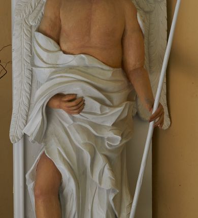 Zdjęcie nr 12: Nastawa ołtarzowa architektoniczna, jednoosiowa, dwukondygnacyjna, na cokole z bramkami. Ołtarz prostopadłościenny, drewniany; mensa drewniana. Antepedium w formie leżącego prostokąta, ujęte z trzech stron listwą o złoconym profilu, w centrum malowany złotem monogram maryjny. Tabernakulum w formie skrzynki o wklęsło-wypukłym wykroju, ustawione na profilowanym cokole, flankowane czterema kolumienkami o marmoryzowanych na niebiesko trzonach, podtrzymującymi niepełne belkowanie i wydatny gzyms. Ścianki boczne dekorowane prostokątnymi, marmoryzowanymi na niebiesko płycinami w złoconych ramach. Drzwiczki w kształcie stojącego prostokąta, zamkniętego łukiem nadwieszonym; w polu krucyfiks osadzony na wolutowej podstawie, od której odchodzą dwie gałązki akantu. Po bokach drzwiczek dwie wici roślinne. Tabernakulum flankują ustawione dwie figury aniołów.
Pierwsza kondygnacja retabulum ustawiona na cokole, ujęta parą filarów i stojących przed nimi, ustawionymi pod kątem kolumnami o kapitelach korynckich, dźwigających pełne belkowanie z wydatnym gzymsem. W polu środkowym rama w kształcie stojącego prostokąta zamkniętego trzema bokami z ośmioboku, dekorowana kampanulami, ujęta festonami z kampanulami, kwiatami i owocami. W polu obrazowym krucyfiks ukazany na malowanym tle Golgoty. Po bokach tabernakulum ustawione dwie figury: św. Jana Ewangelisty po lewej i św. Łukasza po prawej stronie.
Pośrodku belkowania zawieszone duże serce przebite sześcioma mieczami. Po jego bokach dwie rzeźby aniołków. Na gzymsie, na osi kolumny po prawej stronie ustawiona jest rzeźba św. Weroniki, a przed nią siedzący aniołek z trzema gwoździami w dłoni. Po lewej stronie św. Maria Magdalena, a przed nią aniołek z młotkiem w dłoni. 
Druga kondygnacja jest węższa, ujęta parą pilastrów i parą dostawionych pod kątem kolumn o kapitelach kompozytowych, dźwigających imposty. Cokoły kolumn i imposty ozdobione są z każdej strony uskrzydlonymi główkami aniołków. W polu rama w kształcie stojącego prostokąta o ściętych narożach, zdobiona ornamentem roślinnym, ujęta ornamentem z akantu i karbowanej wstęgi. Pośrodku promienista gloria z rzeźbioną gołębicą Ducha Świętego na tle obłoków. Całość zwieńczona drugą promienistą glorią z półpostacią Boga Ojca na tle obłoków. Po bokach na osi podpór siedzą dwie rzeźby aniołków. Obie kondygnacje ujęte są uszami utworzonymi z akantu i karbowanej wstęgi.
Bramki z przejściami w formie stojącego prostokąta o ściętych górnych narożach, zamknięte wydatnym gzymsem dźwiganym przez fragmenty pilastrów, na ich osi przerwany trójkątny przyczółek, zdobiony akantem. Przejścia flankowane figurami aniołów z arma Christi, nad bramkami figury proroków.
Struktura polichromowana na biało, ornamentyka i detale architektoniczne złocone i srebrzone.

