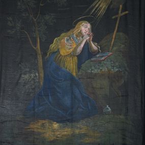 Zdjęcie nr 1: Opona wielkopostna z przedstawieniem św. Marii Magdaleny. W centrum kompozycji ukazana święta klęcząca przed skałą, zwrócona trzy czwarte w lewo, z dłońmi splecionymi w geście modlitwy. Twarz pełna o młodzieńczych rysach i dużym nosie. Włosy jasne, długie, opadają na plecy i ramiona. Ubrana jest w żółtą, obficie drapowana suknię, przewiązana w talii oraz przerzucony przez lewe ramię i otaczający postać niebieski płaszcz, który opada obfitą draperią na ziemię. Święta ukazana jest na tle krajobrazu, u jej stóp postawiona jest puszka na wonności. Na skale leży otwarta księga, a obok stoi wysoki krzyż. Za świętą, po lewej stronie obrazu jest wysokie drzewo. W prawym górnym narożu obrazu znajdują się obłoki, z których wychodzą wiązki promieni kierowane ku świętej, a nad jej głową znajduje się złoty i okrągły nimb. Kolorystyka przygaszona, postać rozświetlona, o intensywnych plamach barwnych.