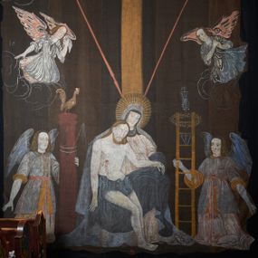 Zdjęcie nr 1: Tkanina wielkopostna przedstawiająca Piętę ukazaną na zszytych fragmentach płótna (25 brytów). W centrum kompozycji stoi krzyż, pod którym siedzi Matka Boska trzymająca na kolanach martwe ciało Chrystusa. Maria zwrócona jest trzy czwarte w lewo,  lewą ręką podtrzymuje rękę syna, prawą obejmuje go w talii, głowę ma przechyloną w lewo. Twarz podłużna o wyraźnych, konturowych rysach, oczy niemal zamknięte, długi nos, wąskie usta. Ubrana jest w jasną suknię o fałdach podkreślonych wyraźnymi konturami, niebieski płaszcz, okrywający nogi, podwikę oraz szary welon na głowie. Wokół głowy ma kolisty, złoty i promienisty nimb. Ciało Chrystusa spoczywa na kolanach Marii. Twarz owalna o konturowych rysach z zamkniętymi oczami, okolona jasnym zarostem, włosy długie z przedziałkiem na środku głowy, opadające na plecy. Ciało blade, ociekające krwią, niemodelowane, podkreślone konturem. Przez biodra przewiązane granatowe perizonium. O ramiona krzyża oparte ukośnie: po lewej włócznia, po prawej gąbka z octem na długim drzewcu. U góry krzyża zawieszony biały titulus w formie banderoli z tytułem winy w trzech językach „INRI”. Po bokach kompozycji u dołu, dwa anioły ukazane w pozycji klęczącej, zwrócone trzy czwarte ku środkowi obrazu. Anioł po prawej stronie trzyma w prawej dłoni drabinę, na której koniec założona jest korona cierniowa, nieco niżej ukazano trzy gwoździe, a wyżej rękawicę żołnierza. Anioł po lewej obejmuje kolumnę biczowania, na której stoi piejący kogut. W górnej części kolumny przywiązane są bicze. Ponad aniołami unoszą się na obłokach dwie kolejne postacie aniołów. Anioły ubrane są w różowe suknie i niebieskie tuniki z żółtą podszewką, przewiązane w pasie złotą taśmą. W górnych narożach obrazu symbole lunarne o ludzkich twarzach: po lewej księżyc, po prawej słońce. Na dole obrazu, pośrodku malowana na czerwono sygnatura „AB”. Po lewej stronie obrazu na wysokości ręki anioła unoszącego się na obłoku fragment daty „16”. Po bokach krzyża kilkuwersowe napisy, słabo czytelne. Według literatury nad głową Matki Boskiej znajduje się napis: „Filia populi ei acingere cilicio recospergere cinere: iuctu Unigenliafe tibi planctu emaru”.  Obok słońca i księżyca kolejny napis: „Ecce videntes clamabunt foris angeli pacis amare flebunt”, a także „amare flebunt angeli pacis”. Kolorystyka blada, w odcieniach zimnych, formy wydobyte konturem.