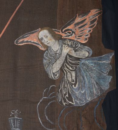 Zdjęcie nr 3: Tkanina wielkopostna przedstawiająca Piętę ukazaną na zszytych fragmentach płótna (25 brytów). W centrum kompozycji stoi krzyż, pod którym siedzi Matka Boska trzymająca na kolanach martwe ciało Chrystusa. Maria zwrócona jest trzy czwarte w lewo,  lewą ręką podtrzymuje rękę syna, prawą obejmuje go w talii, głowę ma przechyloną w lewo. Twarz podłużna o wyraźnych, konturowych rysach, oczy niemal zamknięte, długi nos, wąskie usta. Ubrana jest w jasną suknię o fałdach podkreślonych wyraźnymi konturami, niebieski płaszcz, okrywający nogi, podwikę oraz szary welon na głowie. Wokół głowy ma kolisty, złoty i promienisty nimb. Ciało Chrystusa spoczywa na kolanach Marii. Twarz owalna o konturowych rysach z zamkniętymi oczami, okolona jasnym zarostem, włosy długie z przedziałkiem na środku głowy, opadające na plecy. Ciało blade, ociekające krwią, niemodelowane, podkreślone konturem. Przez biodra przewiązane granatowe perizonium. O ramiona krzyża oparte ukośnie: po lewej włócznia, po prawej gąbka z octem na długim drzewcu. U góry krzyża zawieszony biały titulus w formie banderoli z tytułem winy w trzech językach „INRI”. Po bokach kompozycji u dołu, dwa anioły ukazane w pozycji klęczącej, zwrócone trzy czwarte ku środkowi obrazu. Anioł po prawej stronie trzyma w prawej dłoni drabinę, na której koniec założona jest korona cierniowa, nieco niżej ukazano trzy gwoździe, a wyżej rękawicę żołnierza. Anioł po lewej obejmuje kolumnę biczowania, na której stoi piejący kogut. W górnej części kolumny przywiązane są bicze. Ponad aniołami unoszą się na obłokach dwie kolejne postacie aniołów. Anioły ubrane są w różowe suknie i niebieskie tuniki z żółtą podszewką, przewiązane w pasie złotą taśmą. W górnych narożach obrazu symbole lunarne o ludzkich twarzach: po lewej księżyc, po prawej słońce. Na dole obrazu, pośrodku malowana na czerwono sygnatura „AB”. Po lewej stronie obrazu na wysokości ręki anioła unoszącego się na obłoku fragment daty „16”. Po bokach krzyża kilkuwersowe napisy, słabo czytelne. Według literatury nad głową Matki Boskiej znajduje się napis: „Filia populi ei acingere cilicio recospergere cinere: iuctu Unigenliafe tibi planctu emaru”.  Obok słońca i księżyca kolejny napis: „Ecce videntes clamabunt foris angeli pacis amare flebunt”, a także „amare flebunt angeli pacis”. Kolorystyka blada, w odcieniach zimnych, formy wydobyte konturem.