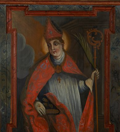 Zdjęcie nr 8: Para drewnianych stalli pięciosiedzeniowych z baldachimem. Przedpiersie w formie pulpitowej dekorowane od frontu płycinami z uszakami z malowaną na złoto dekorację kwiatową na niebieskim tle. Zaplecek dekorowany pięcioma obrazami biskupów i opatów węgierskich. Ścianki zaplecka wycięte wolutowo. Obrazy w kształcie stojących prostokątów z uszakami, oddzielone od siebie wąskimi płycinami w formie stojących prostokątów. Postacie przedstawione w popiersiu; zwrócone w trzech czwartych na tle obłoków i symbolicznie zaznaczonej architektury. Ponad obrazami łacińskie inskrypcje. Na stalli umieszczonej na ścianie północnej przedstawieni i opisani są kolejno od lewej:
1. Święty Bonifacy w stroju biskupim na tle chmur z pastorałem i mieczem w ręku: „S(ANCTUS) BONIFACIVS M. ADS. MARTINVM/IN VNGARCHI. ABBAS. A PRVFSIS./OCCISG. CIRC. AN(NO) 1007”;
2. Święty Bezertus trzyma w dłoni pastorał, miecz i księgę z kamieniami: „S(ANCTUS) BEZTERTVS M. EPISCO. NITRI/ENS. A.GENTHIB VNGARIS PESTHI./ PRO FIDE OCCISVS A 1047. 24 Sept.”;
3. Święty Gerard w stroju biskupim z pastorałem i dzidą w dłoni oraz z księgą z kamieniami: „S(ANCTUS) GEREARDVS M. EPISC. CHA/NADIENSIS IN VNGARIA BUDAE A./ GENTIB, INTFREMPTv. AB. 1047. 24”;
4. Błogosławiony Sebastian w stroju biskupim: „B(EATUS) SEBASTIANVS EX. ORD. S(ANCTUS) / BENED(ICTUS) PRIMVS ARCHIEP[ISCOPUS] STRI/ GONIENS OBIIT 30 DECEMBRIS.”;
5. Święty Wojciech w stroju biskupim chrzci klęczącego przed nim obok młodzieńca: „S(ANCTUS) ADALBERTVS ARCHIEP(ISCOPUS) PRAGEN/SIS A  DEIPARA GEYSAE VNG.  DVCI/SVBMISSUS S(ANCTUM) EMERICUM Baptisat Obiit An(no) 23”.

Na stalli południowej, od lewej:
1. Święty Pilgrim w stroju biskupi chrzci trójkę dzieci: „S(ANCTUS) PHILIGRINVS EP. LAVREACE/NS A GEYZA  VNGARORORVM DUCE/ IN VNGARIAM Vocatus Hunc… 5000 Vnogarorum Bautiso”
2. Święty Buldus w stroju biskupim trzyma w dłoni palmę męczeństwa i pastorał, a w drugiej dłoni księgę, na której leżą kamienie: „S(ANCTUS) BVLDVS M. EPISCO. AGRIENS. PRO FIDE LAPIDIRVS RT/ GLADIIS OCCVBVIT BUDAE ANNO 1046. 24”
3. Święty Gaudenty w albie, pelerynce i birecie z pastorałem w dłoni czyta księgę: „S(ANCTUS) GAVDENTIVS EP. S. ADALBERTI FRAT. ET IN VNG./CO APOST. CHRISTI Fidem Pramulgav[it]”
4. Święty Augustyn w stroju biskupim z pastorałem w dłoni „AVGVSTINVS EP. ZA/GRABIENSIS EX VNG. ORI/VNG? OBIIT 1332 3 Augusti”
5.  Błogosławiony Jan  w stroju biskupim z pastorałem w dłoni: „B(EATUS) IONANNES ORD[O] PRAEDIC[ATORUM]/ PER VNGARIAM PROVINCIALIS EP. BOSNENSIS OBIIT 1253. 4 Nov.”

Baldachim pulpitowy zwieńczony profilowanym gzymsem. W podniebieniu naprzemiennie płyciny romboidalne i prostokątne mieszczące malowaną dekorację w formie girland i rozet. Struktura malowana na kolor ciemnobrązowy, zaplecki marmoryzowane. Detal architektoniczny czerwony i niebieski.