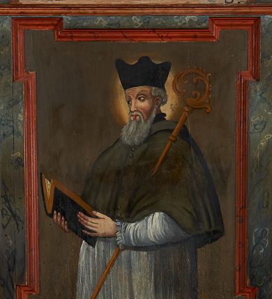 Zdjęcie nr 4: Para drewnianych stalli pięciosiedzeniowych z baldachimem. Przedpiersie w formie pulpitowej dekorowane od frontu płycinami z uszakami z malowaną na złoto dekorację kwiatową na niebieskim tle. Zaplecek dekorowany pięcioma obrazami biskupów i opatów węgierskich. Ścianki zaplecka wycięte wolutowo. Obrazy w kształcie stojących prostokątów z uszakami, oddzielone od siebie wąskimi płycinami w formie stojących prostokątów. Postacie przedstawione w popiersiu; zwrócone w trzech czwartych na tle obłoków i symbolicznie zaznaczonej architektury. Ponad obrazami łacińskie inskrypcje. Na stalli umieszczonej na ścianie północnej przedstawieni i opisani są kolejno od lewej:
1. Święty Bonifacy w stroju biskupim na tle chmur z pastorałem i mieczem w ręku: „S(ANCTUS) BONIFACIVS M. ADS. MARTINVM/IN VNGARCHI. ABBAS. A PRVFSIS./OCCISG. CIRC. AN(NO) 1007”;
2. Święty Bezertus trzyma w dłoni pastorał, miecz i księgę z kamieniami: „S(ANCTUS) BEZTERTVS M. EPISCO. NITRI/ENS. A.GENTHIB VNGARIS PESTHI./ PRO FIDE OCCISVS A 1047. 24 Sept.”;
3. Święty Gerard w stroju biskupim z pastorałem i dzidą w dłoni oraz z księgą z kamieniami: „S(ANCTUS) GEREARDVS M. EPISC. CHA/NADIENSIS IN VNGARIA BUDAE A./ GENTIB, INTFREMPTv. AB. 1047. 24”;
4. Błogosławiony Sebastian w stroju biskupim: „B(EATUS) SEBASTIANVS EX. ORD. S(ANCTUS) / BENED(ICTUS) PRIMVS ARCHIEP[ISCOPUS] STRI/ GONIENS OBIIT 30 DECEMBRIS.”;
5. Święty Wojciech w stroju biskupim chrzci klęczącego przed nim obok młodzieńca: „S(ANCTUS) ADALBERTVS ARCHIEP(ISCOPUS) PRAGEN/SIS A  DEIPARA GEYSAE VNG.  DVCI/SVBMISSUS S(ANCTUM) EMERICUM Baptisat Obiit An(no) 23”.

Na stalli południowej, od lewej:
1. Święty Pilgrim w stroju biskupi chrzci trójkę dzieci: „S(ANCTUS) PHILIGRINVS EP. LAVREACE/NS A GEYZA  VNGARORORVM DUCE/ IN VNGARIAM Vocatus Hunc… 5000 Vnogarorum Bautiso”
2. Święty Buldus w stroju biskupim trzyma w dłoni palmę męczeństwa i pastorał, a w drugiej dłoni księgę, na której leżą kamienie: „S(ANCTUS) BVLDVS M. EPISCO. AGRIENS. PRO FIDE LAPIDIRVS RT/ GLADIIS OCCVBVIT BUDAE ANNO 1046. 24”
3. Święty Gaudenty w albie, pelerynce i birecie z pastorałem w dłoni czyta księgę: „S(ANCTUS) GAVDENTIVS EP. S. ADALBERTI FRAT. ET IN VNG./CO APOST. CHRISTI Fidem Pramulgav[it]”
4. Święty Augustyn w stroju biskupim z pastorałem w dłoni „AVGVSTINVS EP. ZA/GRABIENSIS EX VNG. ORI/VNG? OBIIT 1332 3 Augusti”
5.  Błogosławiony Jan  w stroju biskupim z pastorałem w dłoni: „B(EATUS) IONANNES ORD[O] PRAEDIC[ATORUM]/ PER VNGARIAM PROVINCIALIS EP. BOSNENSIS OBIIT 1253. 4 Nov.”

Baldachim pulpitowy zwieńczony profilowanym gzymsem. W podniebieniu naprzemiennie płyciny romboidalne i prostokątne mieszczące malowaną dekorację w formie girland i rozet. Struktura malowana na kolor ciemnobrązowy, zaplecki marmoryzowane. Detal architektoniczny czerwony i niebieski.