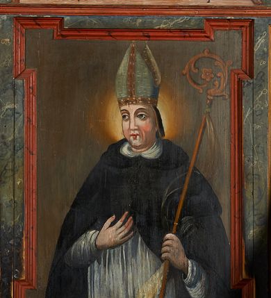 Zdjęcie nr 5: Para drewnianych stalli pięciosiedzeniowych z baldachimem. Przedpiersie w formie pulpitowej dekorowane od frontu płycinami z uszakami z malowaną na złoto dekorację kwiatową na niebieskim tle. Zaplecek dekorowany pięcioma obrazami biskupów i opatów węgierskich. Ścianki zaplecka wycięte wolutowo. Obrazy w kształcie stojących prostokątów z uszakami, oddzielone od siebie wąskimi płycinami w formie stojących prostokątów. Postacie przedstawione w popiersiu; zwrócone w trzech czwartych na tle obłoków i symbolicznie zaznaczonej architektury. Ponad obrazami łacińskie inskrypcje. Na stalli umieszczonej na ścianie północnej przedstawieni i opisani są kolejno od lewej:
1. Święty Bonifacy w stroju biskupim na tle chmur z pastorałem i mieczem w ręku: „S(ANCTUS) BONIFACIVS M. ADS. MARTINVM/IN VNGARCHI. ABBAS. A PRVFSIS./OCCISG. CIRC. AN(NO) 1007”;
2. Święty Bezertus trzyma w dłoni pastorał, miecz i księgę z kamieniami: „S(ANCTUS) BEZTERTVS M. EPISCO. NITRI/ENS. A.GENTHIB VNGARIS PESTHI./ PRO FIDE OCCISVS A 1047. 24 Sept.”;
3. Święty Gerard w stroju biskupim z pastorałem i dzidą w dłoni oraz z księgą z kamieniami: „S(ANCTUS) GEREARDVS M. EPISC. CHA/NADIENSIS IN VNGARIA BUDAE A./ GENTIB, INTFREMPTv. AB. 1047. 24”;
4. Błogosławiony Sebastian w stroju biskupim: „B(EATUS) SEBASTIANVS EX. ORD. S(ANCTUS) / BENED(ICTUS) PRIMVS ARCHIEP[ISCOPUS] STRI/ GONIENS OBIIT 30 DECEMBRIS.”;
5. Święty Wojciech w stroju biskupim chrzci klęczącego przed nim obok młodzieńca: „S(ANCTUS) ADALBERTVS ARCHIEP(ISCOPUS) PRAGEN/SIS A  DEIPARA GEYSAE VNG.  DVCI/SVBMISSUS S(ANCTUM) EMERICUM Baptisat Obiit An(no) 23”.

Na stalli południowej, od lewej:
1. Święty Pilgrim w stroju biskupi chrzci trójkę dzieci: „S(ANCTUS) PHILIGRINVS EP. LAVREACE/NS A GEYZA  VNGARORORVM DUCE/ IN VNGARIAM Vocatus Hunc… 5000 Vnogarorum Bautiso”
2. Święty Buldus w stroju biskupim trzyma w dłoni palmę męczeństwa i pastorał, a w drugiej dłoni księgę, na której leżą kamienie: „S(ANCTUS) BVLDVS M. EPISCO. AGRIENS. PRO FIDE LAPIDIRVS RT/ GLADIIS OCCVBVIT BUDAE ANNO 1046. 24”
3. Święty Gaudenty w albie, pelerynce i birecie z pastorałem w dłoni czyta księgę: „S(ANCTUS) GAVDENTIVS EP. S. ADALBERTI FRAT. ET IN VNG./CO APOST. CHRISTI Fidem Pramulgav[it]”
4. Święty Augustyn w stroju biskupim z pastorałem w dłoni „AVGVSTINVS EP. ZA/GRABIENSIS EX VNG. ORI/VNG? OBIIT 1332 3 Augusti”
5.  Błogosławiony Jan  w stroju biskupim z pastorałem w dłoni: „B(EATUS) IONANNES ORD[O] PRAEDIC[ATORUM]/ PER VNGARIAM PROVINCIALIS EP. BOSNENSIS OBIIT 1253. 4 Nov.”

Baldachim pulpitowy zwieńczony profilowanym gzymsem. W podniebieniu naprzemiennie płyciny romboidalne i prostokątne mieszczące malowaną dekorację w formie girland i rozet. Struktura malowana na kolor ciemnobrązowy, zaplecki marmoryzowane. Detal architektoniczny czerwony i niebieski.