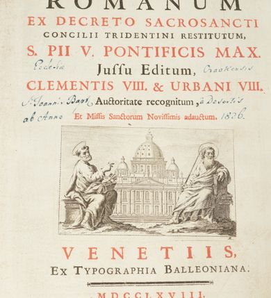Zdjęcie nr 2: Okucia w kształcie częściowo ażurowych plakiet rozmieszczone na oprawie mszału wydanego w Wenecji w 1768 roku, na tle desek obciągniętych ciemnoczerwonym aksamitem. W narożach górnej i dolnej okładki trójkątne plakiety z motywami uskrzydlonych główek aniołów i ornamentem małżowinowym; przy krawędziach gładkie listwy łączące plakiety. Przy prawej krawędzi górnej okładziny i przy lewej krawędzi okładziny dolnej szyldziki zapięcia w formie bukietów kwiatów wyrastających z masek. Pośrodku okładzin rombowe plakiety z przedstawieniami – na górnej okładzinie Chrystus Salwator siedzący na obłokach, na dolnej Arma Christi; w narożach grzebienie ornamentu rocaille’owego (?) oraz motywy muszli i wolut. 