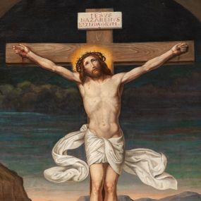 Zdjęcie nr 1: Obraz w kształcie stojącego prostokąta, kompozycja zamknięta łukiem półkolistym z przedstawieniem sceny Ukrzyżowania Chrystusa. W centrum Chrystus przybity do krzyża. Twarz szczupła, okolona krótką brodą, z delikatnie otwartymi ustami i oczami wzniesionymi ku górze. Włosy długie, falowane, opadają na plecy i prawe ramię. Na głowie ma założoną koronę cierniową, a wokół niej złoty i kolisty nimb. Perizonium białe, ciasno oplatające biodra z dwoma długimi końcami rozwianymi ekspresyjnie po bokach. Z dłoni i stóp przybitych do krzyża spływają strużki krwi. Nad głową Chrystusa wisi titulus w formie poziomej tabliczki z napisem: „IESVS / NAZARENVS / REX IVDAEORVM”. Po lewej stronie obrazu stoją: Matka Boska w czerwonej sukni, niebieskim płaszczu i białym welonie na głowie ze złożonymi dłońmi. Obok, po prawej stoi zwrócony ku niej św. Jan Ewangelista w zielonej sukni i czerwonym płaszczu. Z tyłu Maria, żona Kleofasa, ocierająca łzy chustą. Po prawej stronie obrazu, przy krzyżu klęczy św. Maria Magdalena ze splecionymi dłońmi, uniesionymi wysoko ku górze, ukazana z lewego profilu. Ubrana jest w różową suknię i żółty płaszcz. Ma bujne i złote włosy, opadające na plecy. Z tyłu po prawej stoi żołnierz w zbroi legionisty rzymskiego, a obok dwaj starcy z siwymi brodami, ubrani w płaszcze założone na głowę: jeden w kolorze zielonym, a drugi jasnobrązowym. Nad głowami świętych znajdują się delikatnie zarysowane złote i okrągłe nimby. W tle pejzaż górski i widok na Jerozolimę. U dołu obrazu, pośrodku leży czaszka i piszczel. U góry pochmurne niebo. Rama obrazu drewniana, wąska, malowana na brązowo.


