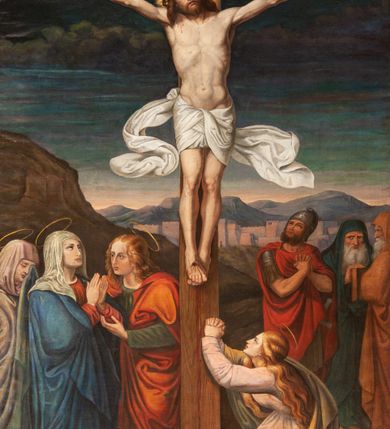 Zdjęcie nr 4: Obraz w kształcie stojącego prostokąta, kompozycja zamknięta łukiem półkolistym z przedstawieniem sceny Ukrzyżowania Chrystusa. W centrum Chrystus przybity do krzyża. Twarz szczupła, okolona krótką brodą, z delikatnie otwartymi ustami i oczami wzniesionymi ku górze. Włosy długie, falowane, opadają na plecy i prawe ramię. Na głowie ma założoną koronę cierniową, a wokół niej złoty i kolisty nimb. Perizonium białe, ciasno oplatające biodra z dwoma długimi końcami rozwianymi ekspresyjnie po bokach. Z dłoni i stóp przybitych do krzyża spływają strużki krwi. Nad głową Chrystusa wisi titulus w formie poziomej tabliczki z napisem: „IESVS / NAZARENVS / REX IVDAEORVM”. Po lewej stronie obrazu stoją: Matka Boska w czerwonej sukni, niebieskim płaszczu i białym welonie na głowie ze złożonymi dłońmi. Obok, po prawej stoi zwrócony ku niej św. Jan Ewangelista w zielonej sukni i czerwonym płaszczu. Z tyłu Maria, żona Kleofasa, ocierająca łzy chustą. Po prawej stronie obrazu, przy krzyżu klęczy św. Maria Magdalena ze splecionymi dłońmi, uniesionymi wysoko ku górze, ukazana z lewego profilu. Ubrana jest w różową suknię i żółty płaszcz. Ma bujne i złote włosy, opadające na plecy. Z tyłu po prawej stoi żołnierz w zbroi legionisty rzymskiego, a obok dwaj starcy z siwymi brodami, ubrani w płaszcze założone na głowę: jeden w kolorze zielonym, a drugi jasnobrązowym. Nad głowami świętych znajdują się delikatnie zarysowane złote i okrągłe nimby. W tle pejzaż górski i widok na Jerozolimę. U dołu obrazu, pośrodku leży czaszka i piszczel. U góry pochmurne niebo. Rama obrazu drewniana, wąska, malowana na brązowo.


